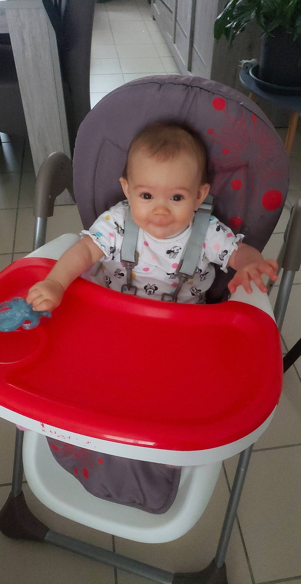 Lyah a rejoint le concours — aidez-le/la à gagner de superbes lots ! baby, baby_products, baby_toddler_clothing, baby_toys, chair, child, cleanliness, comfort, flooring, fun, person, plastic, play, product, sitting, sleeve, smile, toddler