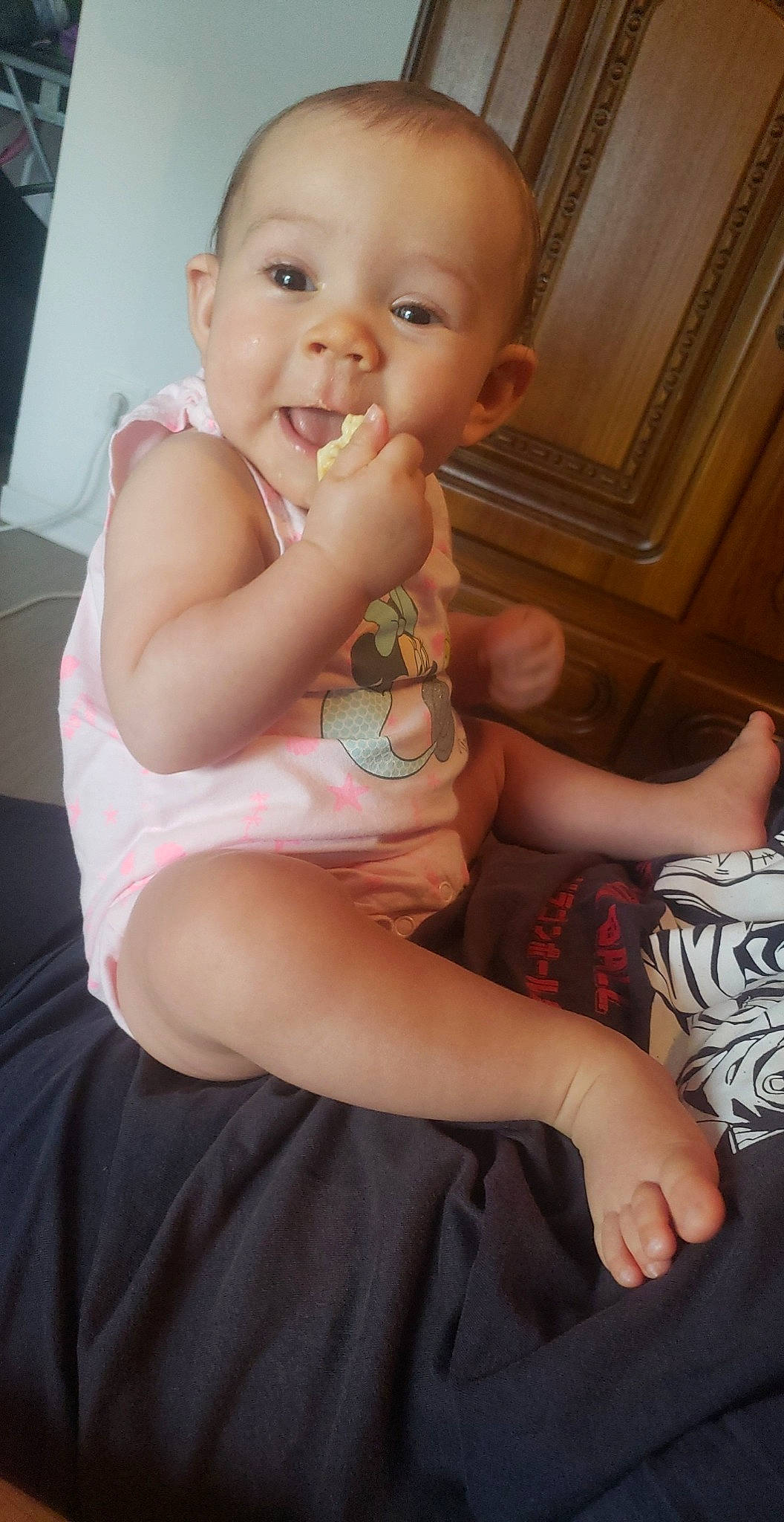 Lyah a rejoint le concours — aidez-le/la à gagner de superbes lots ! cheek, chest, comfort, elbow, finger, hand, happy, joint, knee, leg, muscle, nail, person, shoulder, skin, smile, stomach, thigh, thumb, toddler