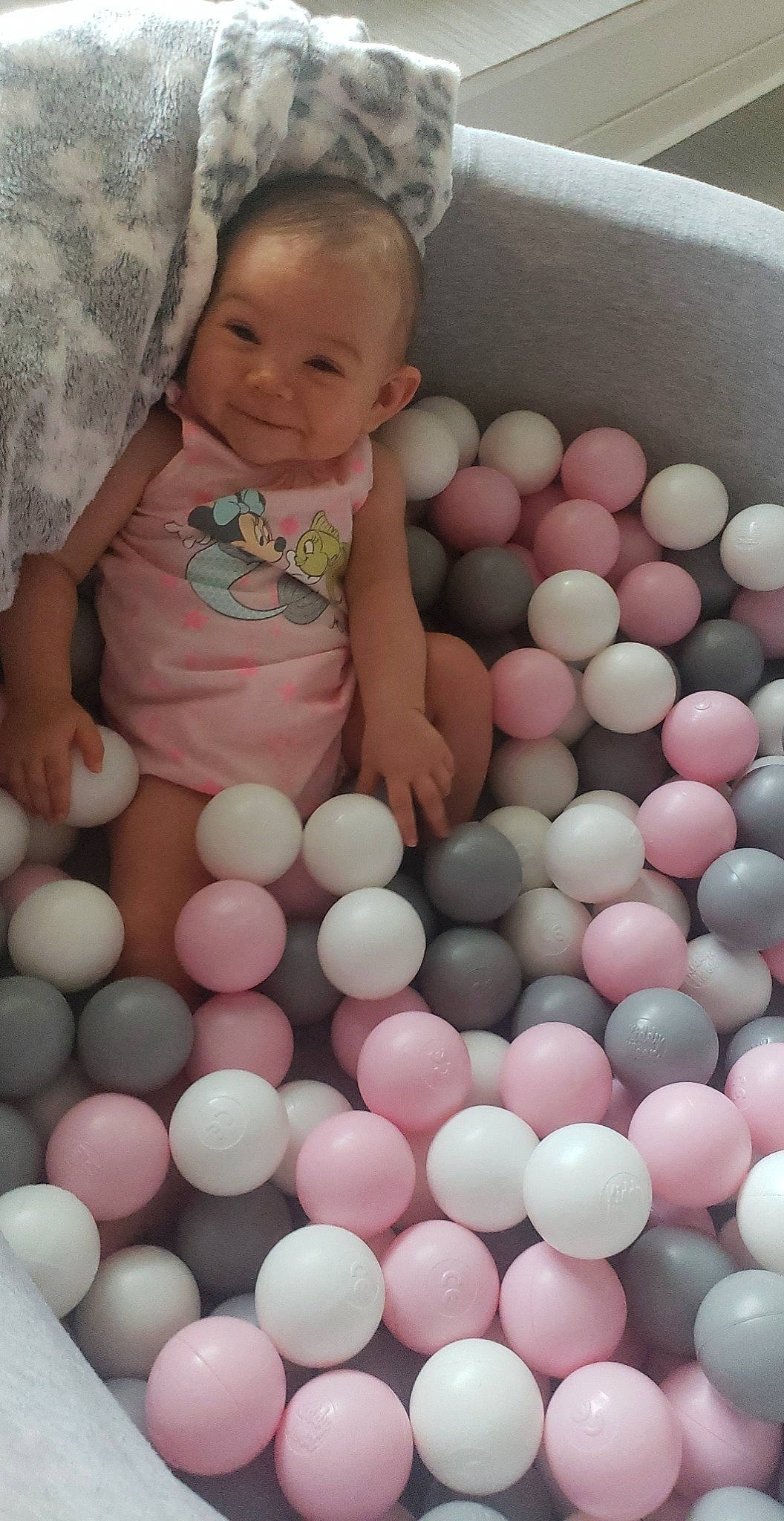 Lyah a rejoint le concours — aidez-le/la à gagner de superbes lots ! baby, baby_products, baby_toddler_clothing, beauty, child, circle, comfort, face, fun, happy, joy, pattern, people, person, photograph, play, product, smile, sweetness, toddler