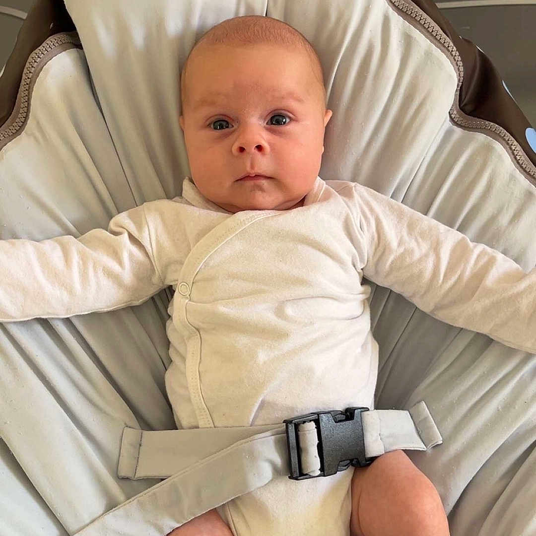 Liam a rejoint le concours — aidez-le/la à gagner de superbes lots ! arm, baby, baby_buckle, baby_seat, child, clothing, comfort, cushion, face, foot, head, indoor, infant, newborn, onesie, person, resting, seat, skin, straps