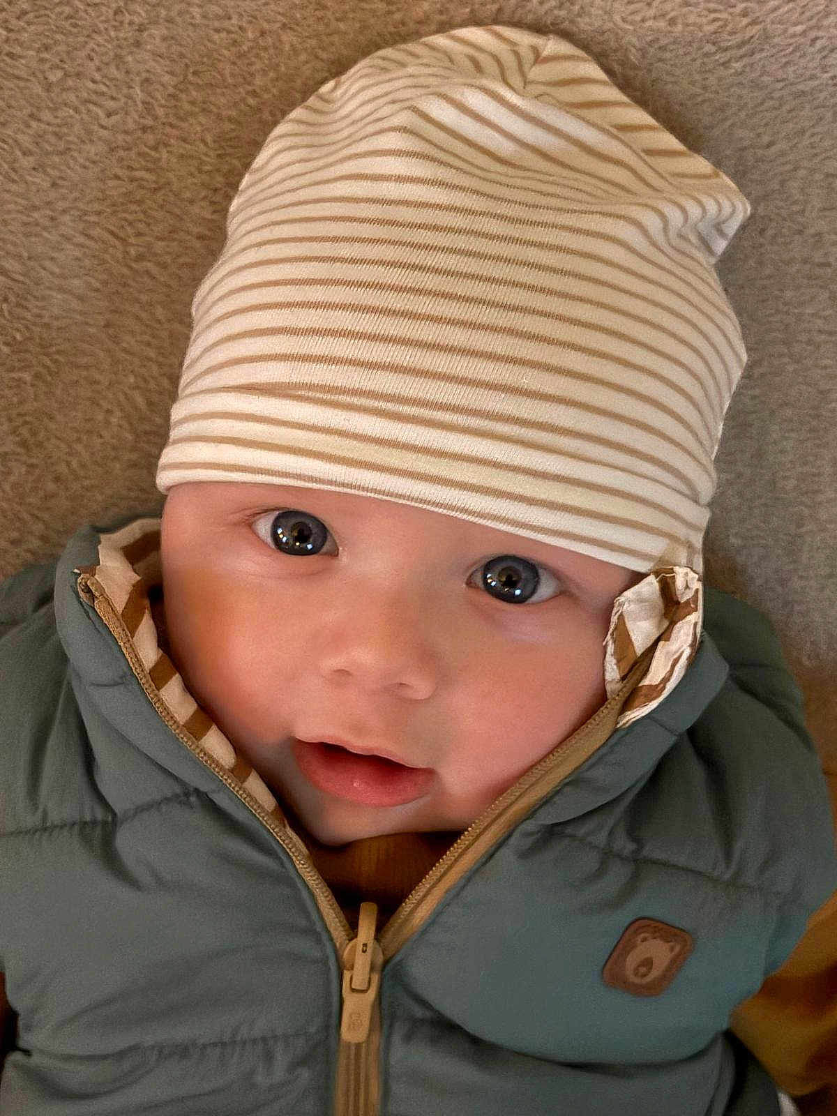 Louis a rejoint le concours — aidez-le/la à gagner de superbes lots ! baby, child, face, hat, beanie, jacket, clothing, cute, portrait, infant, eyes, mouth, skin, warm, cozy, expression, indoor, young, headwear, zipper