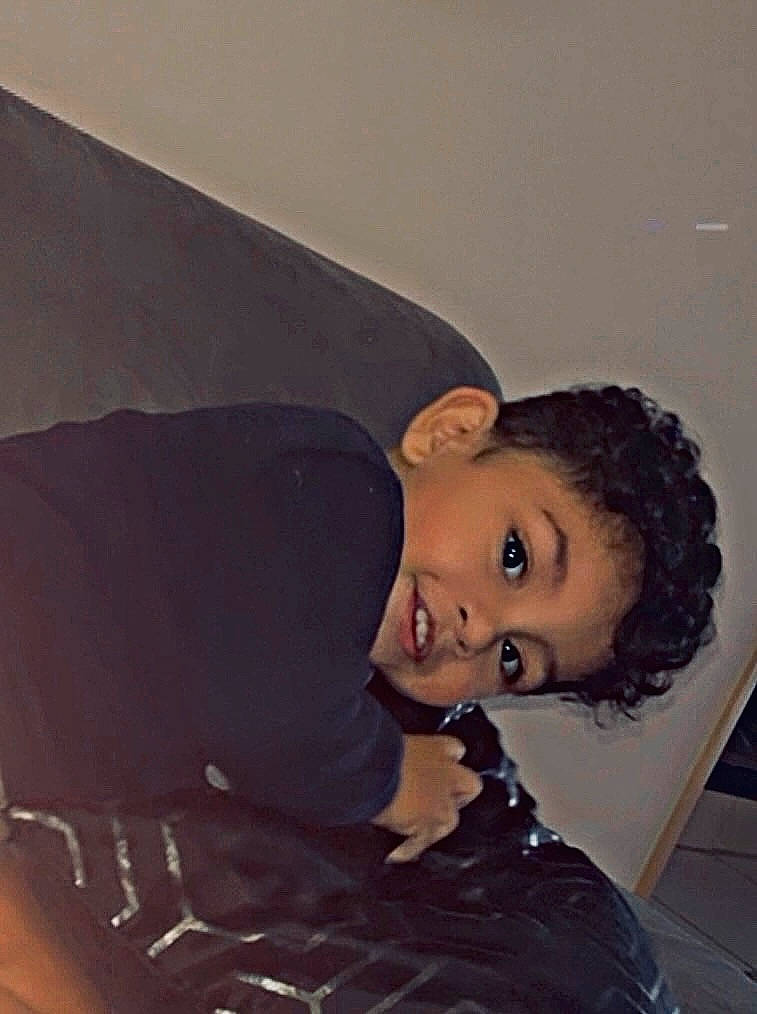 Achille participe au concours pour gagner de l'argent avec cette photo : art, artist, black_hair, chest, elbow, electric_blue, eyebrow, fashion_design, flash_photography, fun, happy, long_hair, neck, person, room, sitting, smile, thigh, tints_and_shades, vintage_clothing