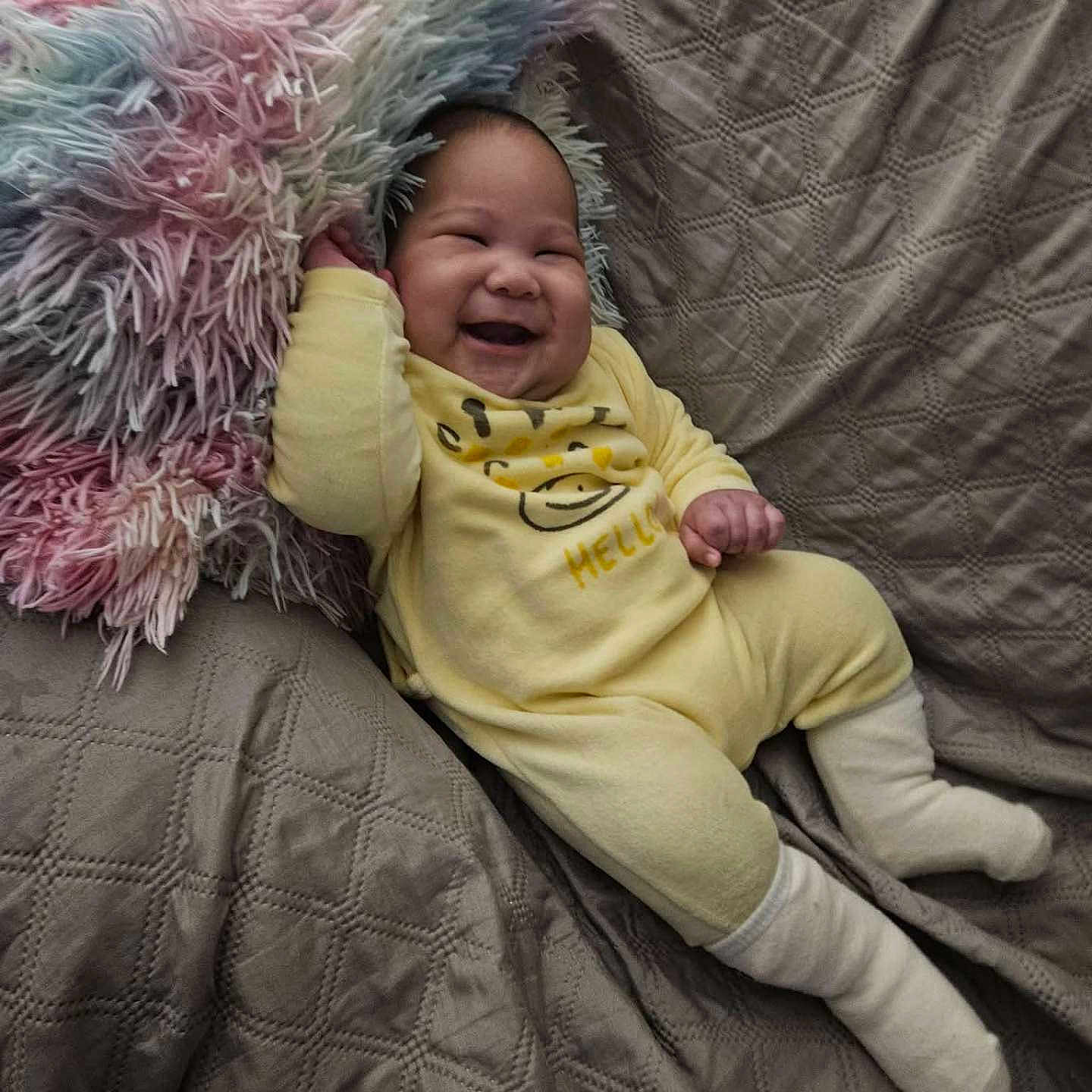 Ariimoana a rejoint le concours — aidez-le/la à gagner de superbes lots ! baby, blanket, child, comfort, cozy, cute, fabric, face, happy, home, indoors, infant, pastel_pillow, person, sitting, smiling, soft, textile, warm, yellow_onesie