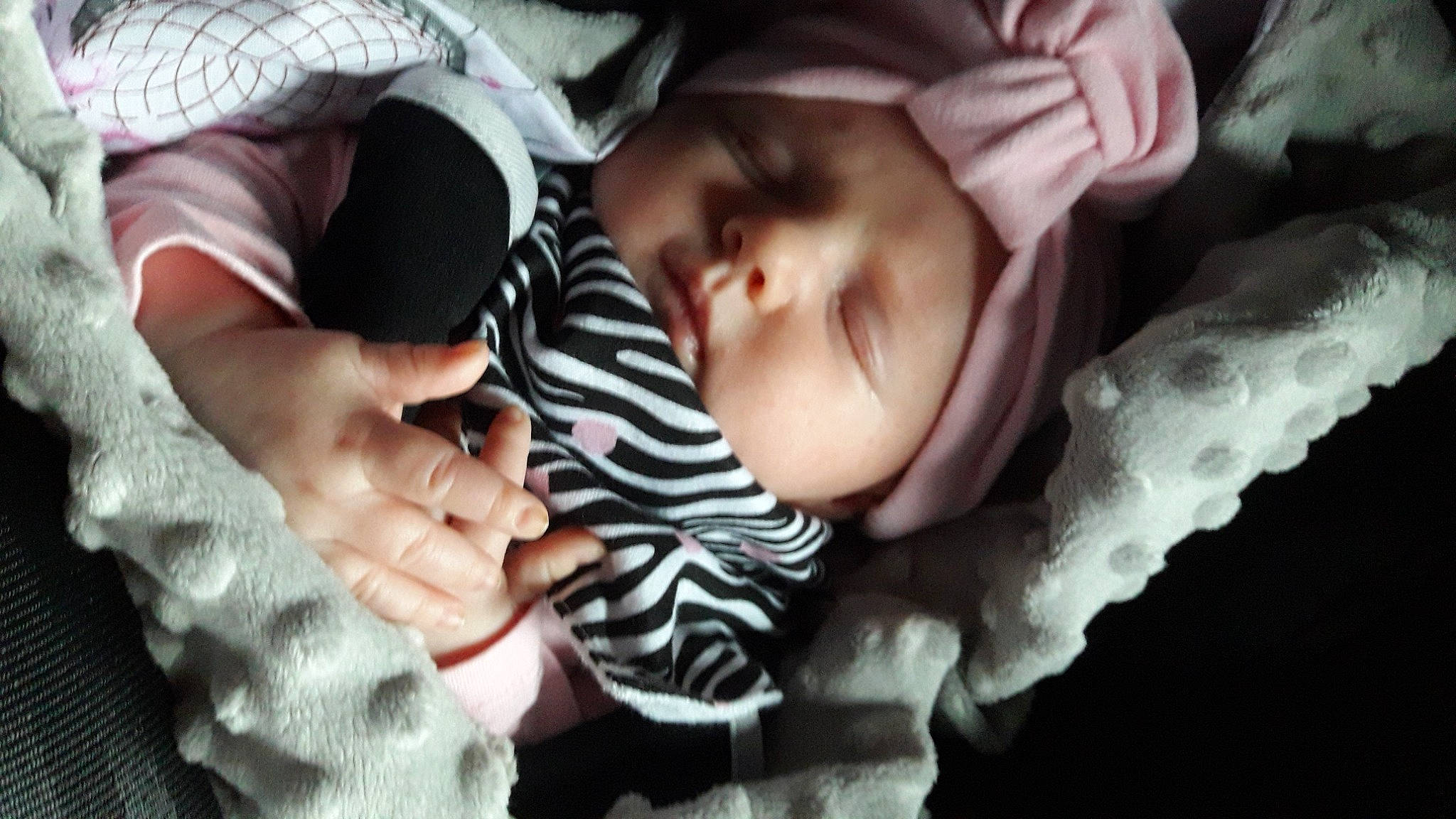 Célie a rejoint le concours — aidez-le/la à gagner de superbes lots ! baby, baby_toddler_clothing, cheek, chin, comfort, eye, eyebrow, face, finger, flash_photography, happy, head, headwear, iris, lip, mouth, nose, person, skin, thumb