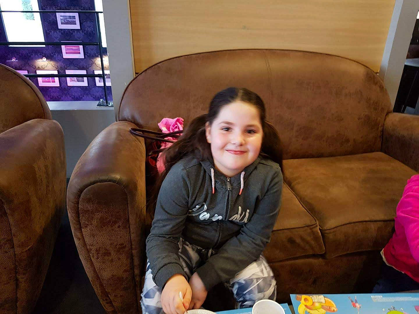 Kelya a rejoint le concours — aidez-le/la à gagner de superbes lots ! chair, child, comfort, couch, furniture, joy, person, sitting, toddler