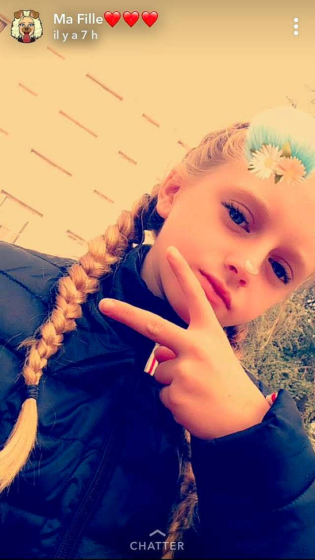 Kessy participe au concours pour gagner de l'argent avec cette photo : beauty, black_hair, blond, cool, ear, eye, forehead, gesture, hair, hairstyle, hand, jaw, lip, long_hair, nose, person, photography, selfie, smile