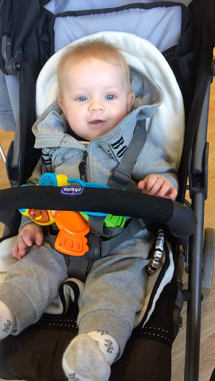 Kelvin participe au concours pour gagner de l'argent avec cette photo : baby, baby_carriage, baby_in_car_seat, baby_products, car_seat, child, person, product, sitting, toddler