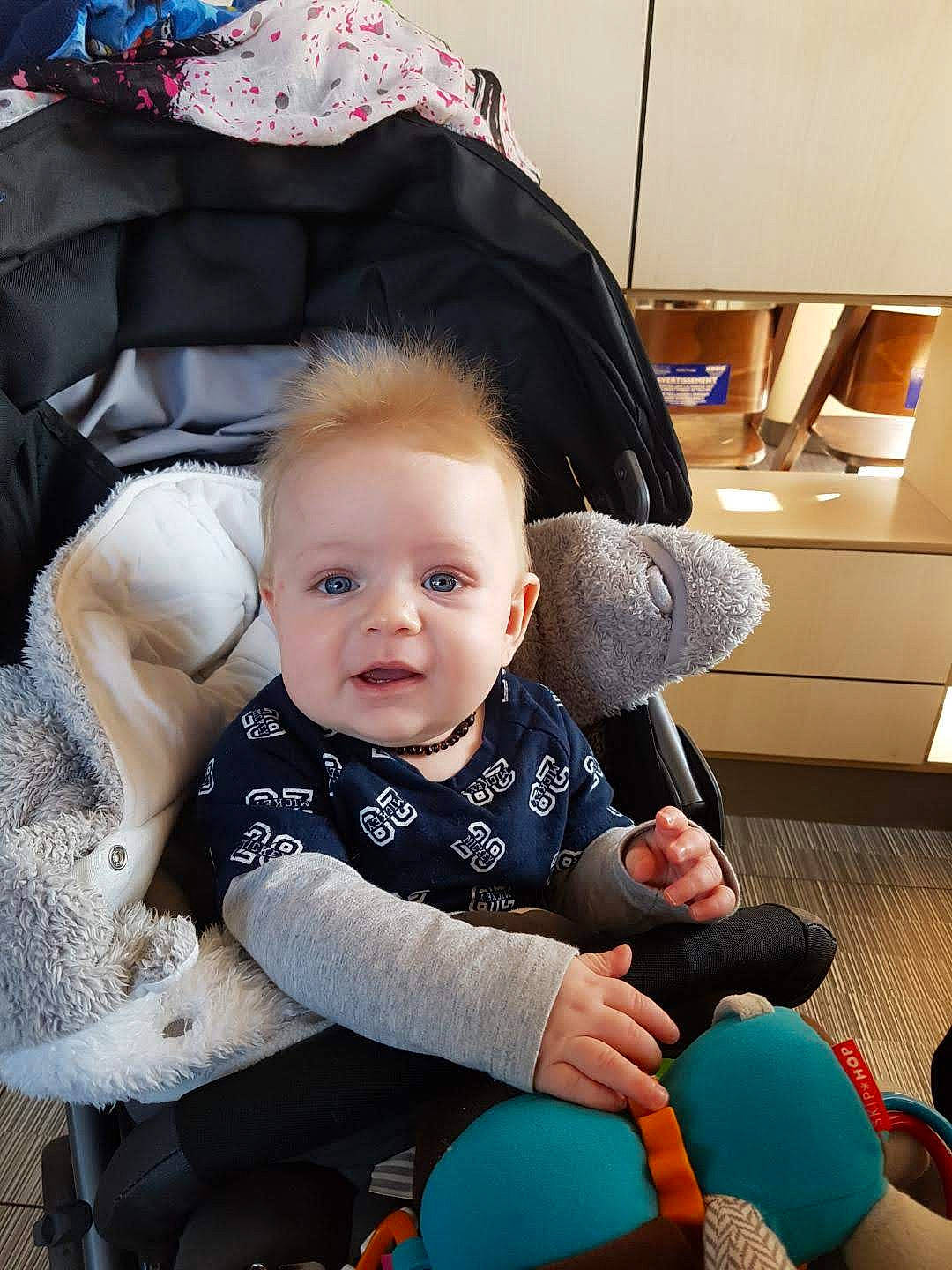 Kelvin participe au concours pour gagner de l'argent avec cette photo : baby, baby_carriage, baby_in_car_seat, baby_products, car_seat, cheek, child, ear, person, play, product, sitting, skin, smile, toddler