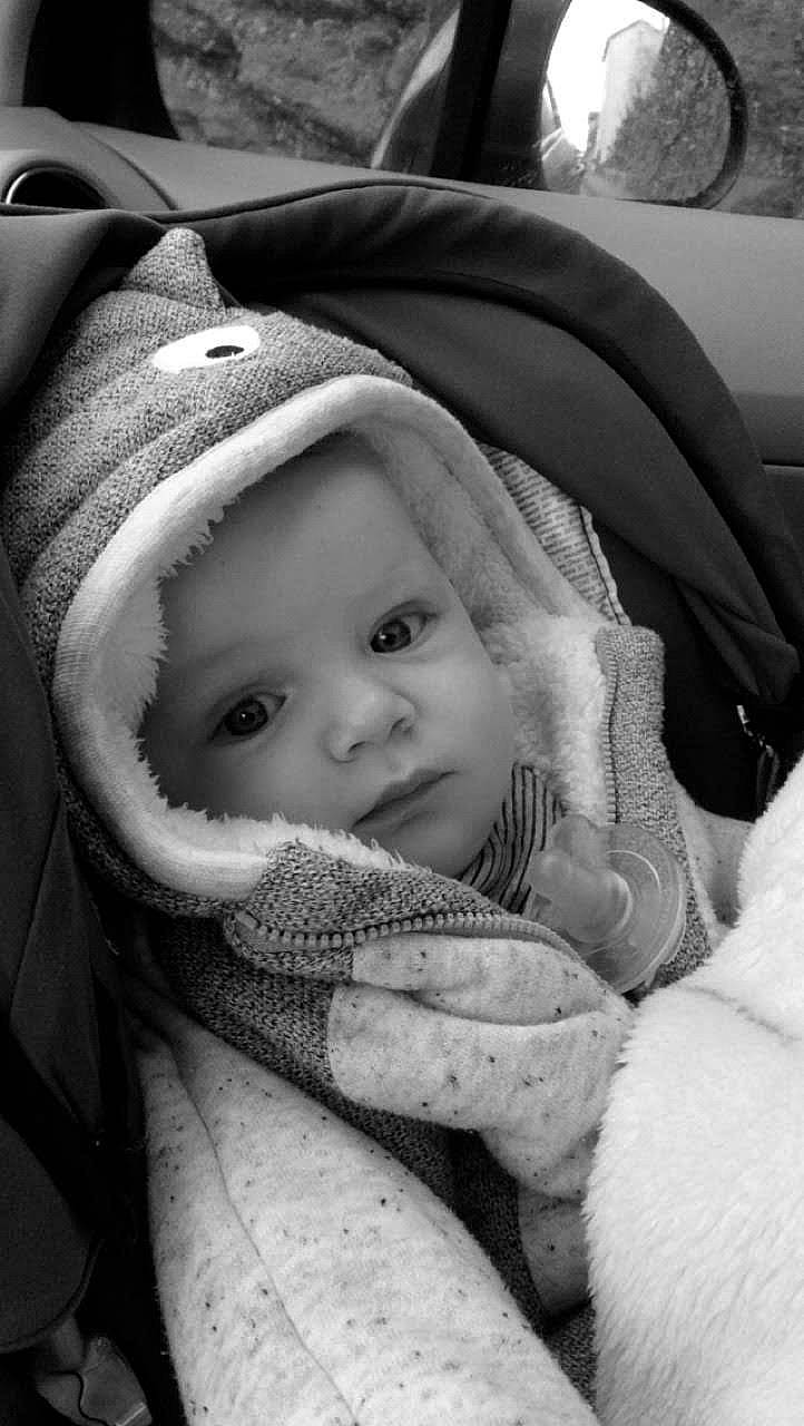 Kelvin a rejoint le concours — aidez-le/la à gagner de superbes lots ! baby, baby_in_car_seat, baby_products, black_and_white, car_seat, cheek, child, eye, face, head, lip, monochrome, mouth, nose, person, photograph, photography, skin, smile, toddler