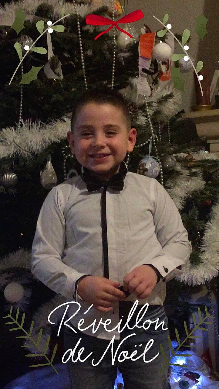 Kelan participe au concours pour gagner de l'argent avec cette photo : child, christmas, christmas_eve, happy, joy, person, photo_caption, photography, smile, tree