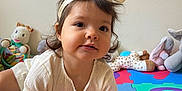 Lorianna a rejoint le concours — aidez-le/la à gagner de superbes lots ! toddler, child, crawling, headband, cream_dress, colorful_mat, plush_toys, giraffe_toy, elephant_toy, indoor, playtime, curly_hair, cute, baby, person, young_child, smiling, hand, face, wall