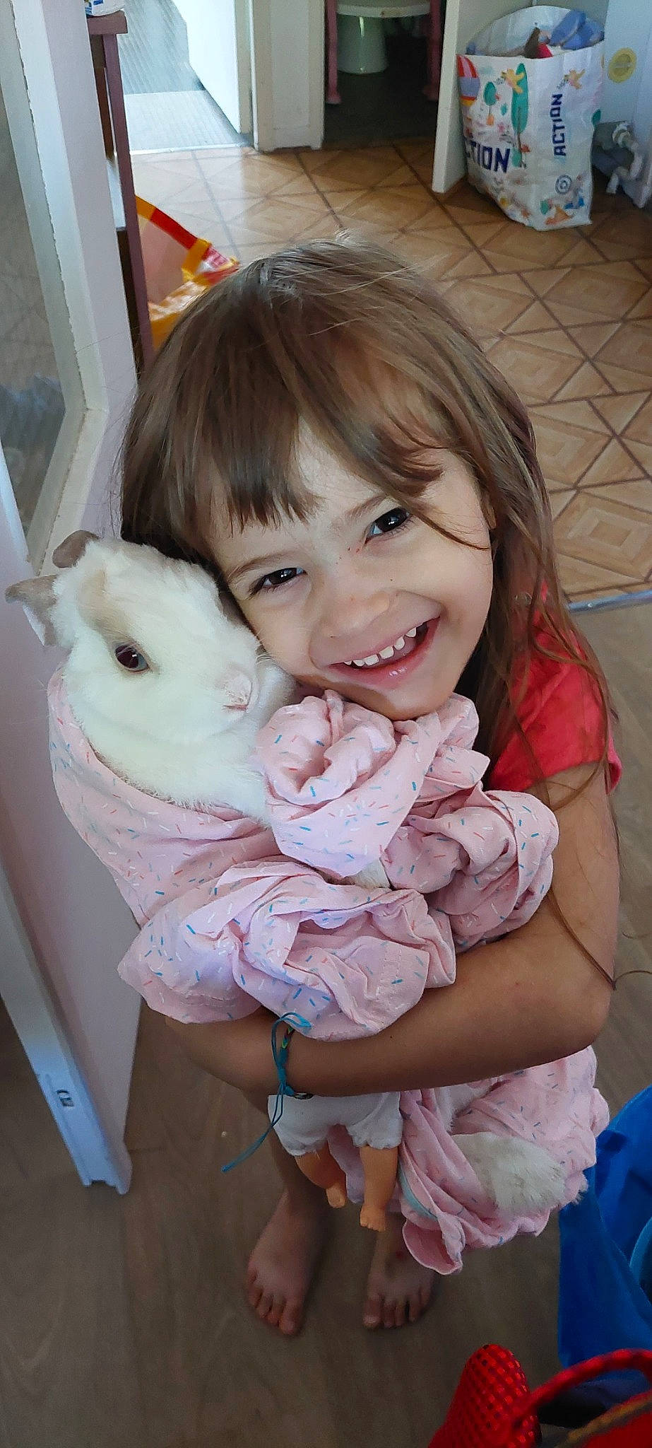 Eva a rejoint le concours — aidez-le/la à gagner de superbes lots ! arm, bangs, cheek, child, companion_dog, event, eye, face, facial_expression, hair, happy, head, human_body, iris, joy, person, pink, rabbit, skin, smile