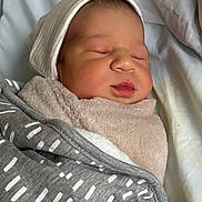 Amina a rejoint le concours — aidez-le/la à gagner de superbes lots ! newborn, baby, sleeping, blanket, hat, cozy, swaddled, infant, soft, bed, fabric, peaceful, closeup, cute, child, portrait, resting, indoors, comfort, warm