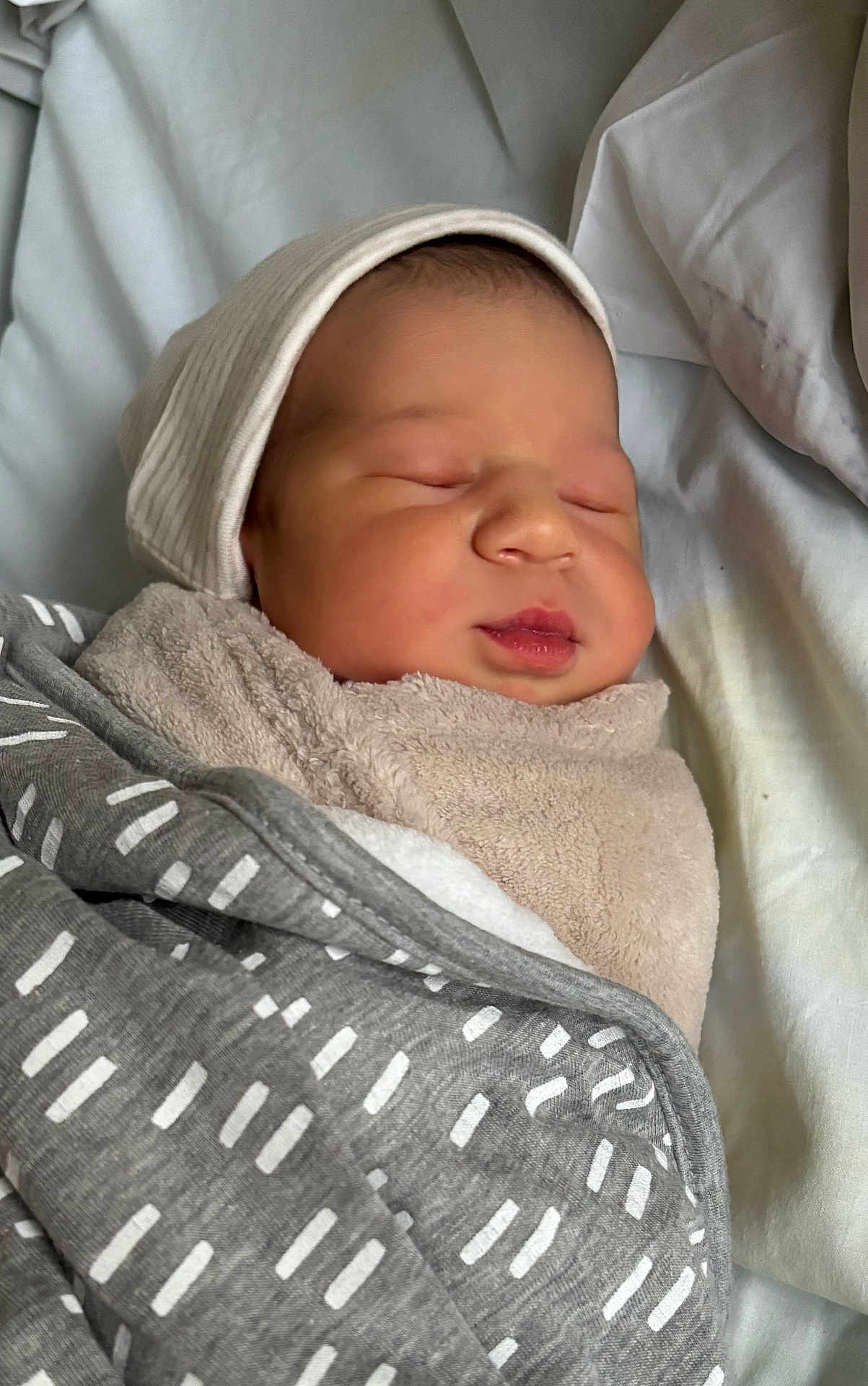 Amina a rejoint le concours — aidez-le/la à gagner de superbes lots ! newborn, baby, sleeping, blanket, hat, cozy, swaddled, infant, soft, bed, fabric, peaceful, closeup, cute, child, portrait, resting, indoors, comfort, warm