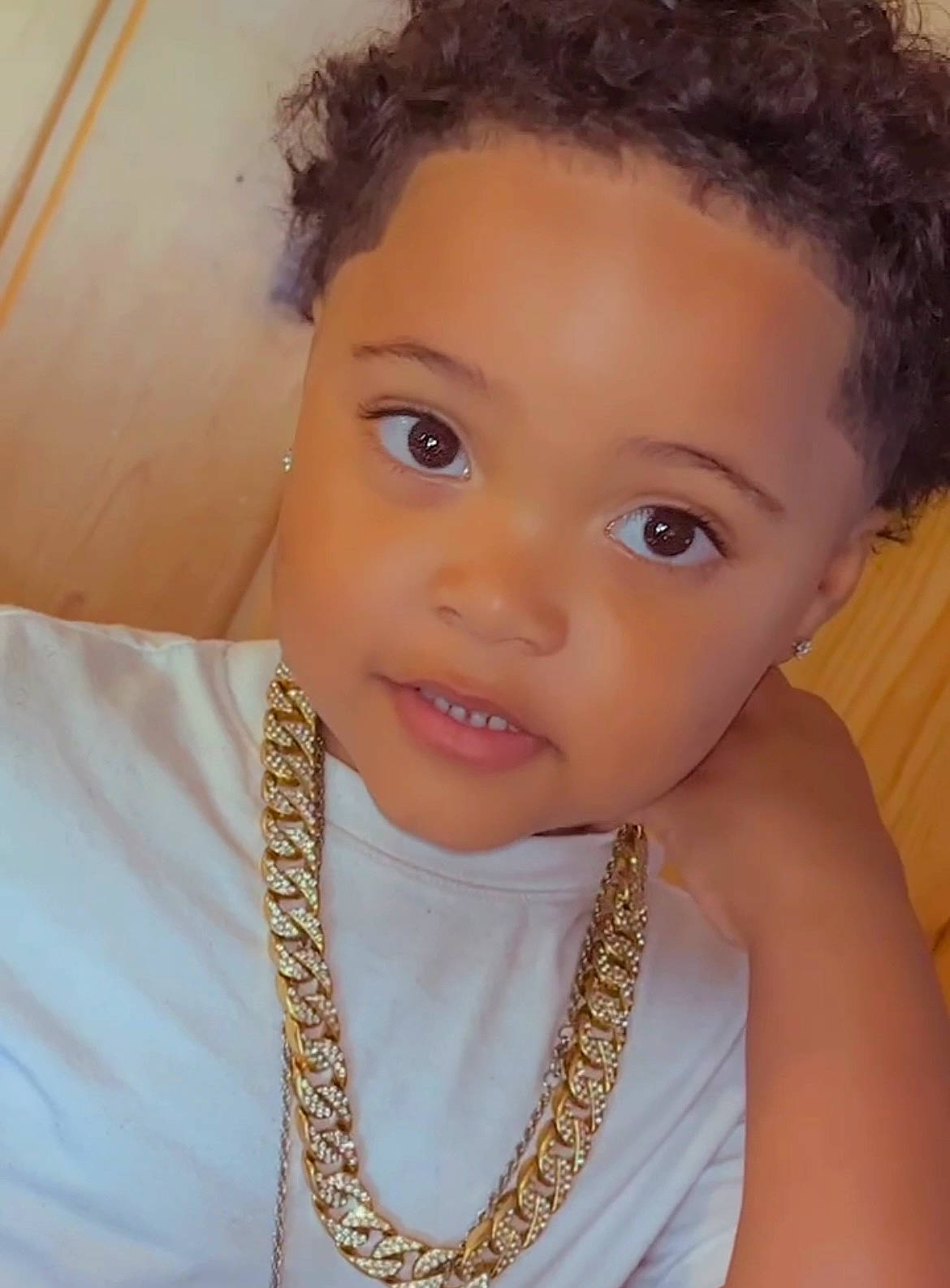 Khias is registered to the contest to win money with this photo: cheek, chin, ear, eye, eyebrow, eyelash, face, flash_photography, forehead, hair, hairstyle, head, human_body, jaw, lip, neck, nose, person, shoulder, skin