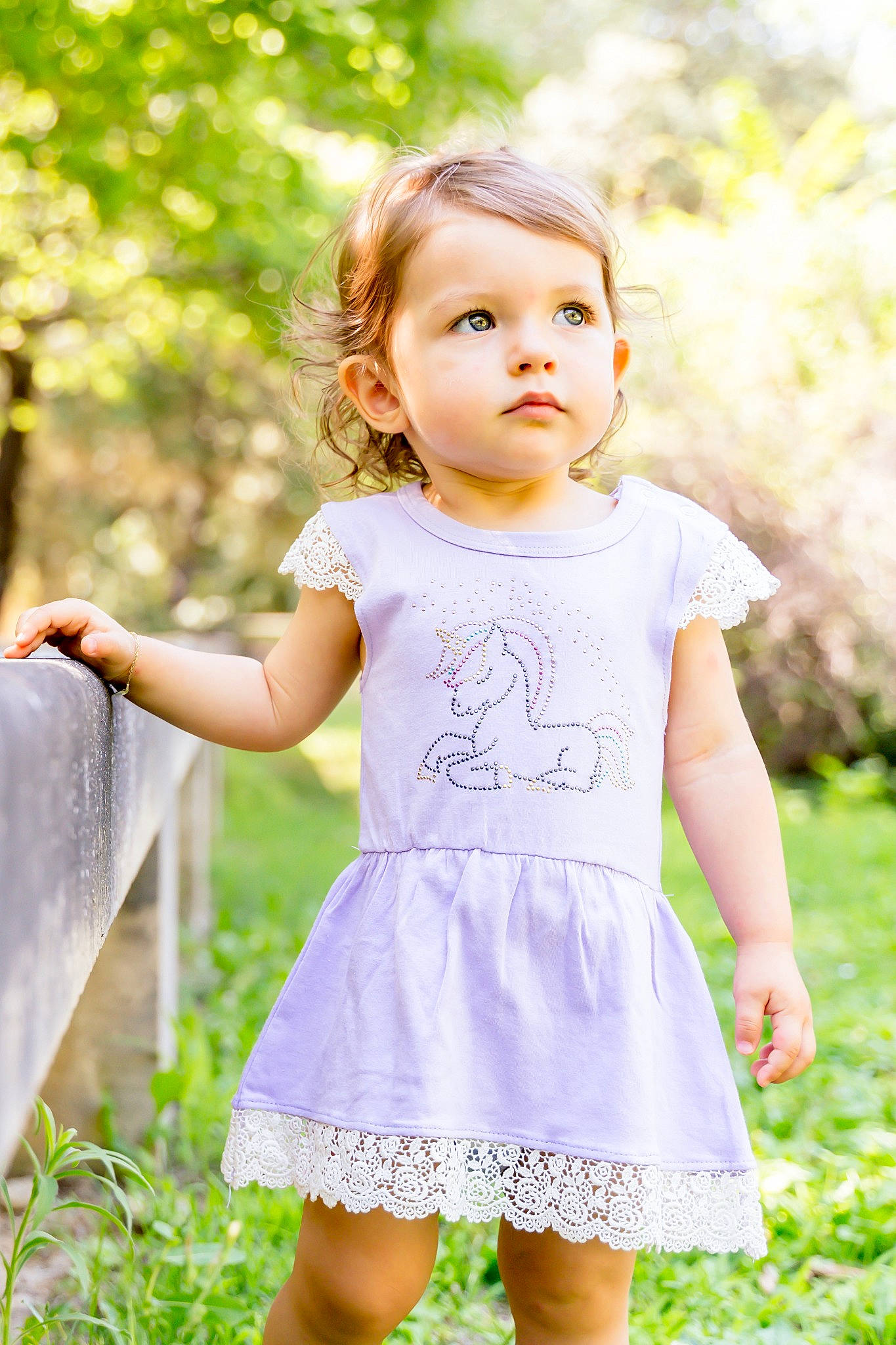 Daenerys participe au concours pour gagner de l'argent avec cette photo : baby_toddler_clothing, gesture, grass, green, hairstyle, happy, nature, one_piece_garment, people_in_nature, person, photograph, pink, plant, purple, shoulder, skin, sleeve, smile, sunlight, toddler