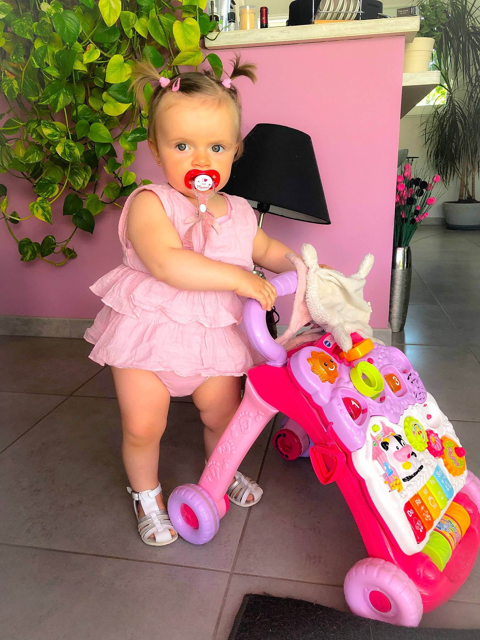 Eliette a rejoint le concours — aidez-le/la à gagner de superbes lots ! baby, child, daughter, person, pink, play, product, shoe, toddler, toy