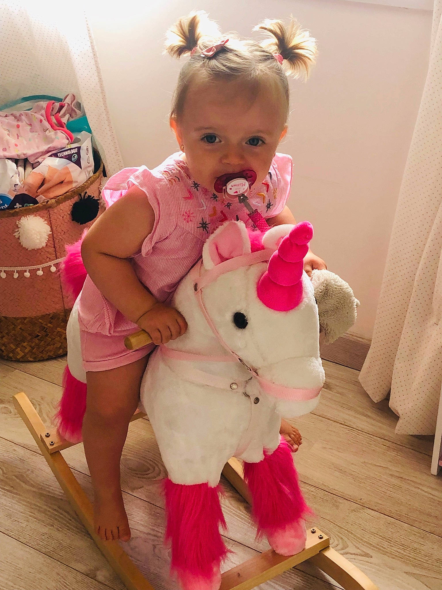 Eliette participe au concours pour gagner de l'argent avec cette photo : cheek, child, costume, dress, ear, fun, joint, leg, person, pink, play, room, skin, stuffed_toy, toddler, toy
