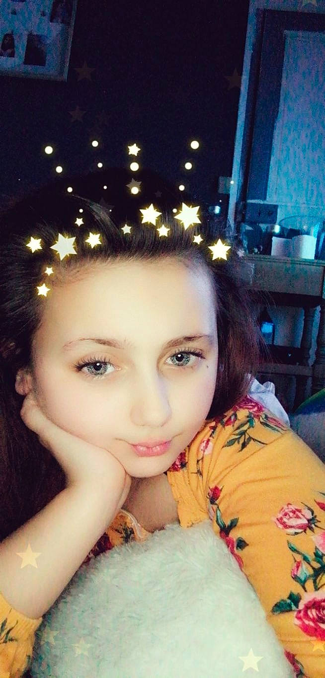 Maelys participe au concours pour gagner de l'argent avec cette photo : black_hair, brown_hair, cheek, cool, eyebrow, eyelash, fashion_accessory, flash_photography, fun, gesture, happy, human_leg, jewellery, joy, lip, long_hair, nail, nose, person, selfie