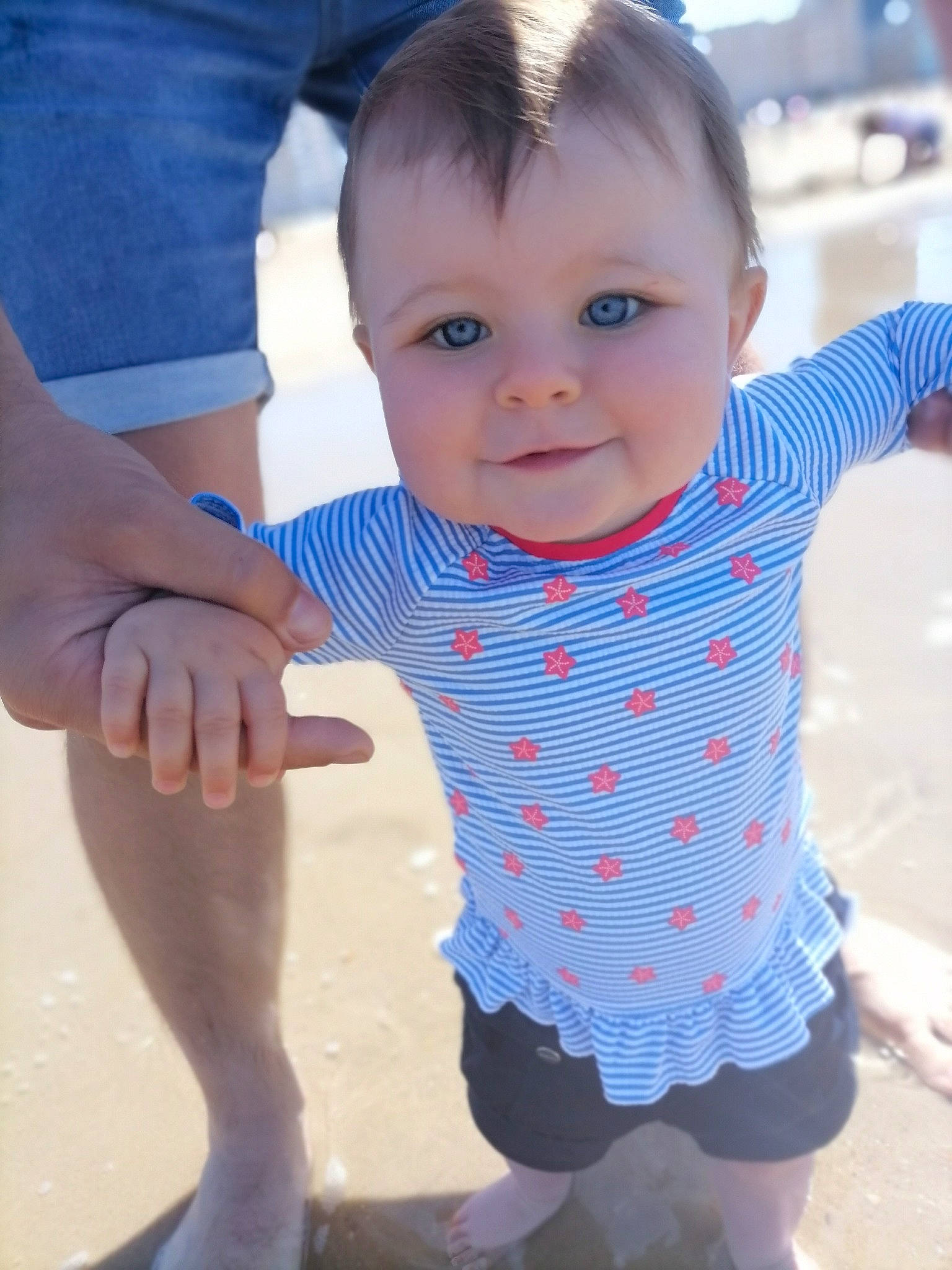 Cali a rejoint le concours — aidez-le/la à gagner de superbes lots ! baby_toddler_clothing, finger, fun, gesture, hand, happy, head, human, human_body, joint, leg, people_in_nature, person, shoulder, skin, sleeve, smile, standing, thigh, thumb