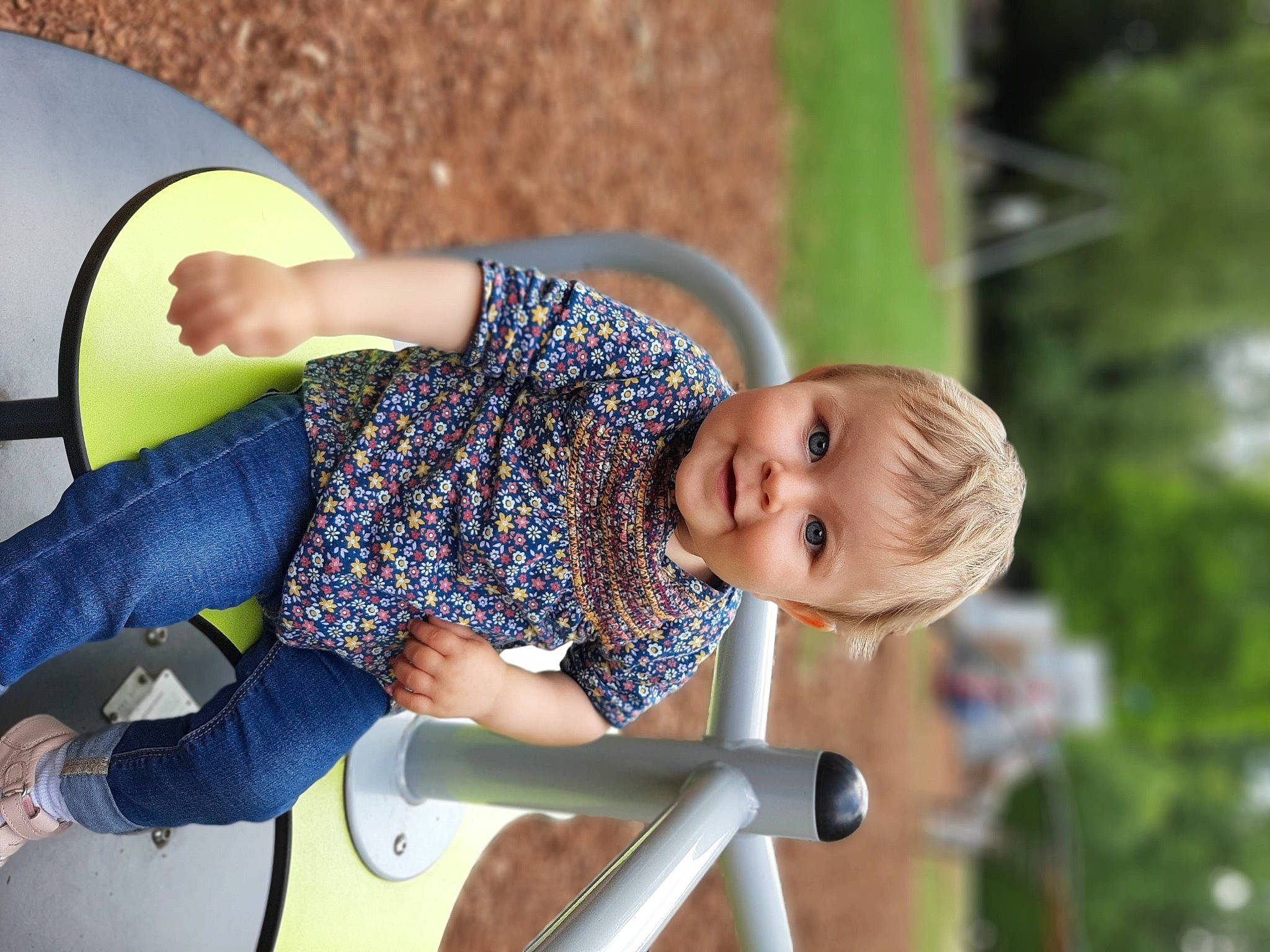Cali participe au concours pour gagner de l'argent avec cette photo : baby, baby_toddler_clothing, child, city, facial_expression, fun, grass, happy, joy, leisure, outdoor_play_equipment, people_in_nature, person, play, playground, recreation, sitting, smile, swing, toddler