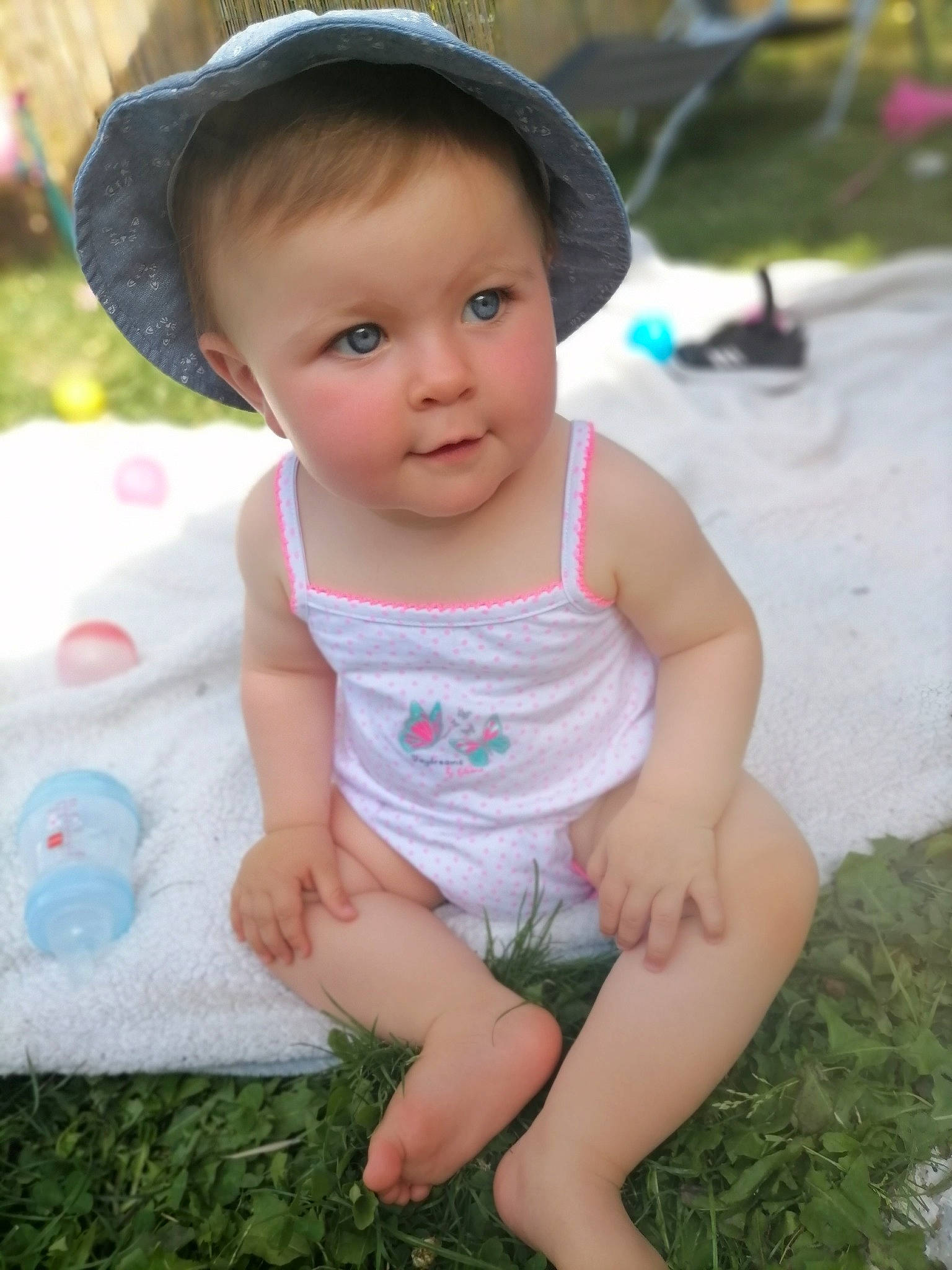Cali participe au concours pour gagner de l'argent avec cette photo : baby, baby_toddler_clothing, beauty, cheek, child, face, fun, grass, happy, hat, leaf, leisure, person, photograph, pink, skin, summer, sun_hat, thigh, toddler