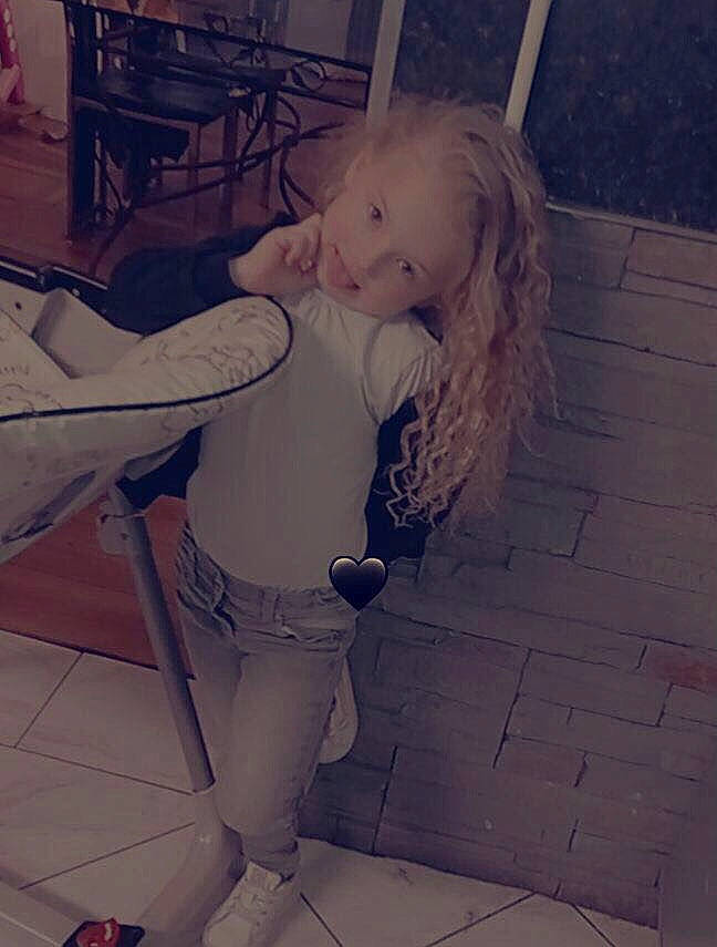 Belinda a rejoint le concours — aidez-le/la à gagner de superbes lots ! beauty, chair, child, cool, floor, flooring, fun, happy, human_leg, knee, leg, long_hair, person, shoulder, sitting, thigh, tints_and_shades, toddler, waist, white