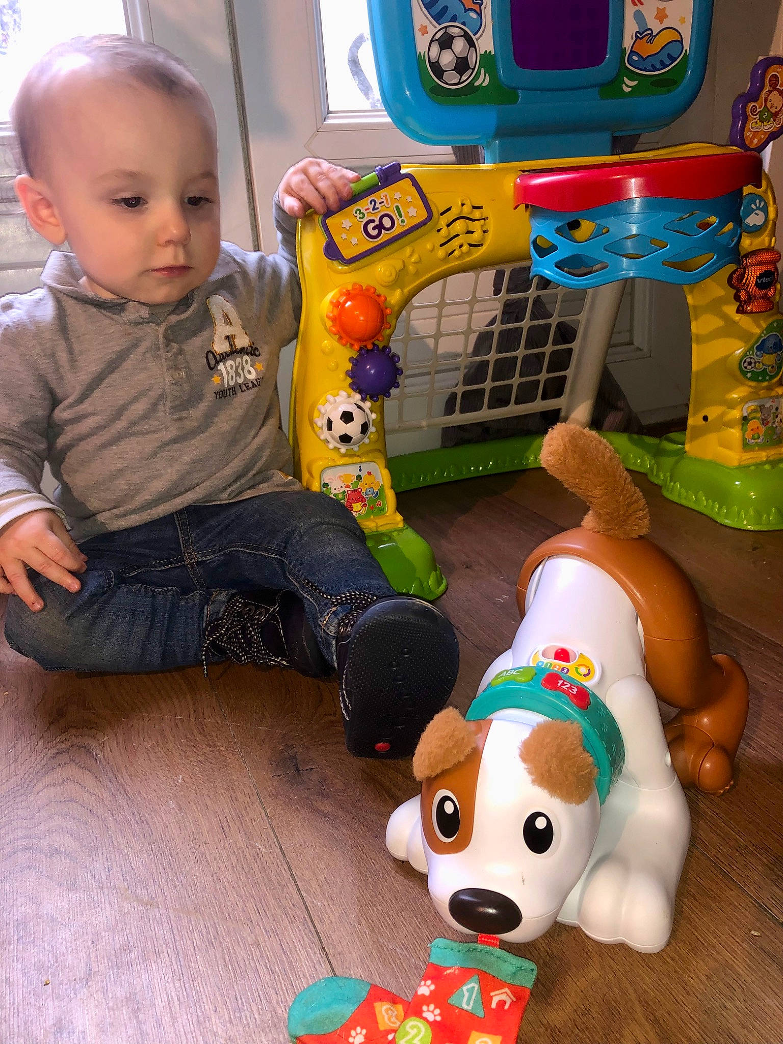 Rayann participe au concours pour gagner de l'argent avec cette photo : baby, baby_playing_with_toys, baby_toddler_clothing, baby_toys, carnivore, child, companion_dog, dog, dog_breed, fawn, flooring, fun, green, person, play, product, sitting, stuffed_toy, toddler, toy