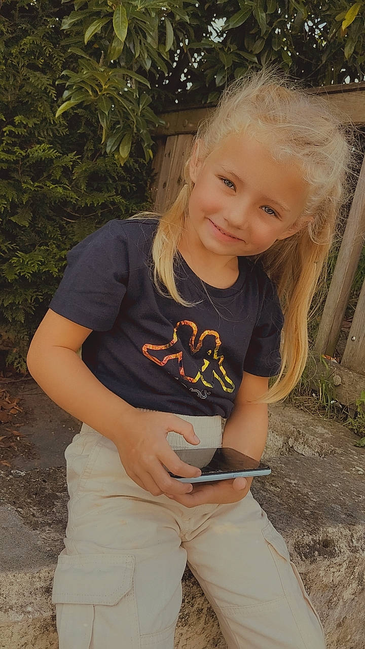 Belinda a rejoint le concours — aidez-le/la à gagner de superbes lots ! cool, eye, face, facial_expression, flash_photography, fun, grass, hair, happy, joy, leaf, long_hair, people_in_nature, person, shoulder, skin, sleeve, smile, standing, t_shirt