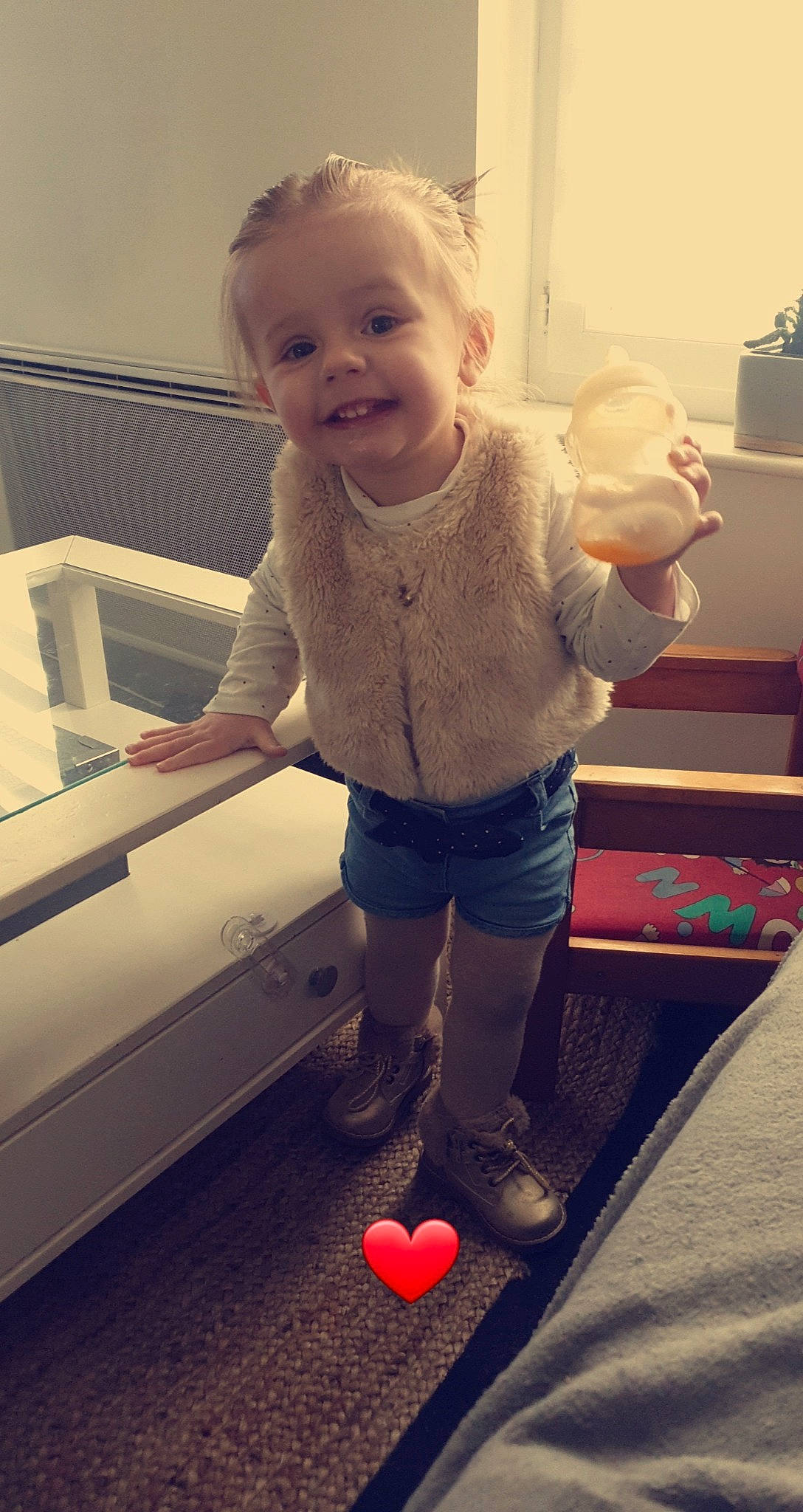 Ambre participe au concours pour gagner de l'argent avec cette photo : baby, baby_toddler_clothing, cheek, child, finger, fun, happy, iris, joint, joy, leg, organ, person, pink, shoulder, skin, sleeve, smile, snapshot, standing