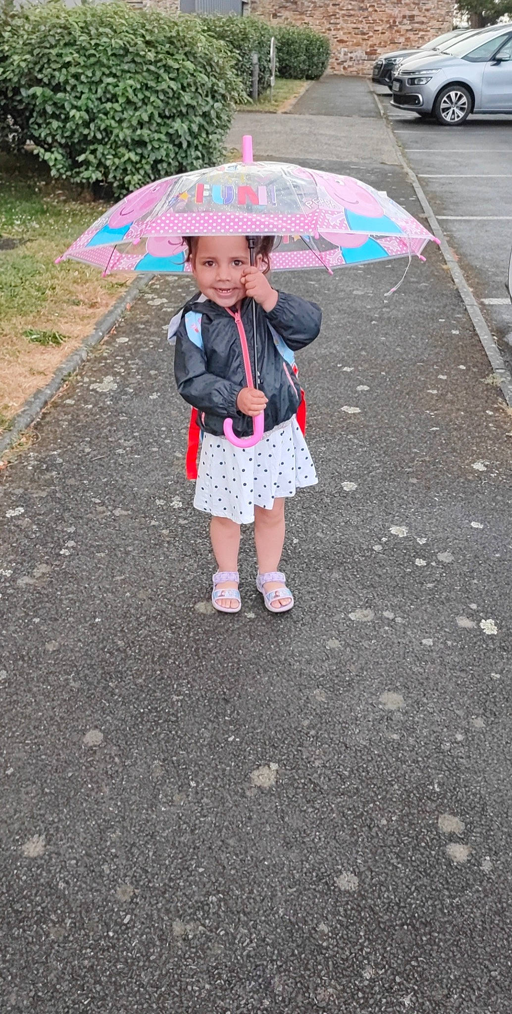 Kélyssa a rejoint le concours — aidez-le/la à gagner de superbes lots ! asphalt, fashion_accessory, fun, grass, headwear, joy, leisure, magenta, pedestrian, person, pink, plant, precipitation, rain, recreation, road, road_surface, shadow, sidewalk, tints_and_shades