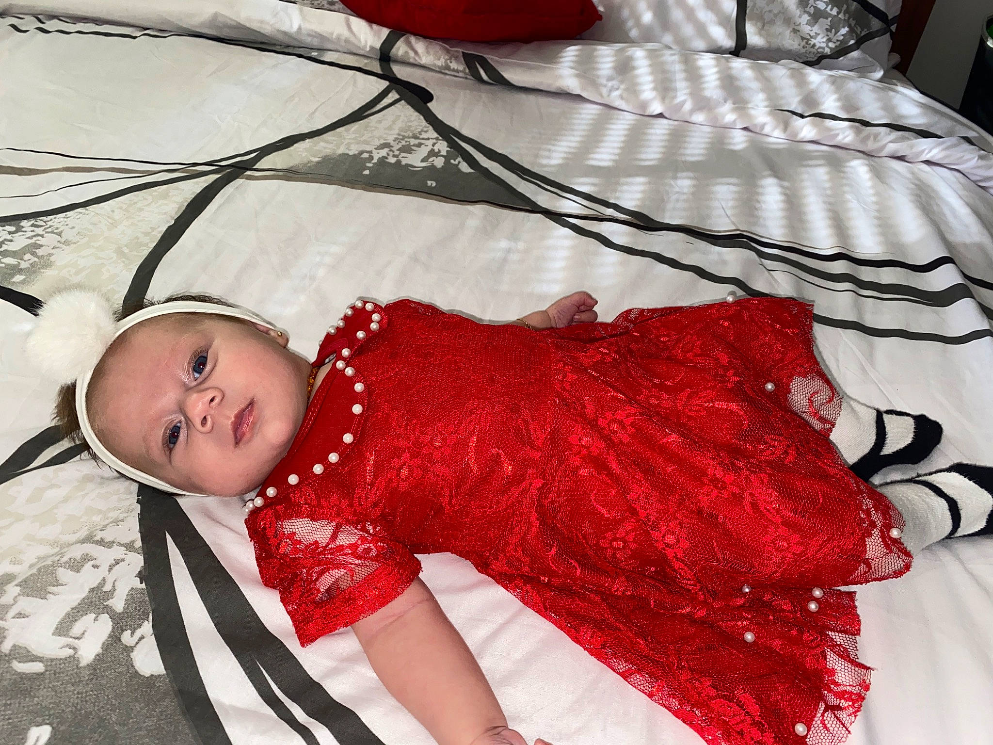 Sumeea a rejoint le concours — aidez-le/la à gagner de superbes lots ! baby, child, costume, dress, flesh, outerwear, person, red, textile, toddler