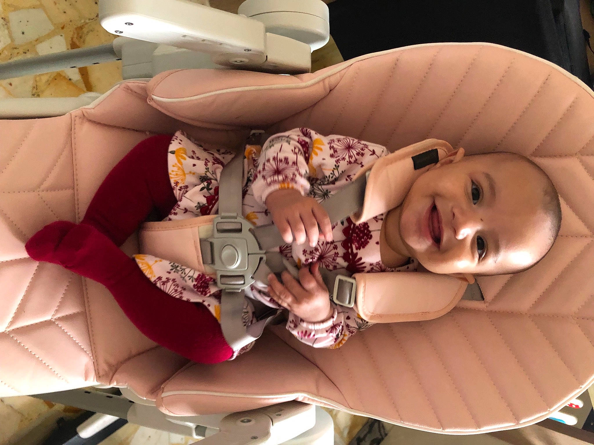 Delya participe au concours pour gagner de l'argent avec cette photo : arm, baby, child, comfort, finger, flash_photography, fun, hand, happy, human_body, human_leg, jewellery, joy, leg, mouth, nail, person, pink, skin, smile