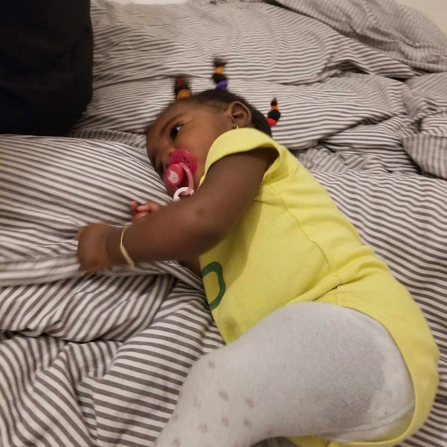 Anaëlle Chloé a rejoint le concours — aidez-le/la à gagner de superbes lots ! abdomen, baby, bed, bed_sheet, bedding, child, comfort, fawn, foot, head, human_body, human_leg, knee, leg, linens, mammal, skin, sunglasses, thigh, trunk