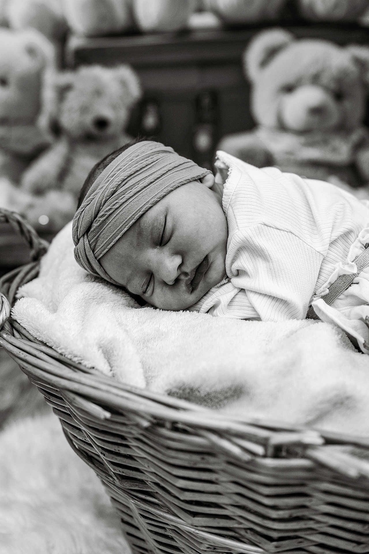 Sofia a rejoint le concours — aidez-le/la à gagner de superbes lots ! baby, newborn, sleeping, basket, blanket, headband, teddy_bear, soft_focus, black_and_white, portrait, cozy, infant, cute, resting, child, woven, furniture, soft_texture, indoors, peaceful
