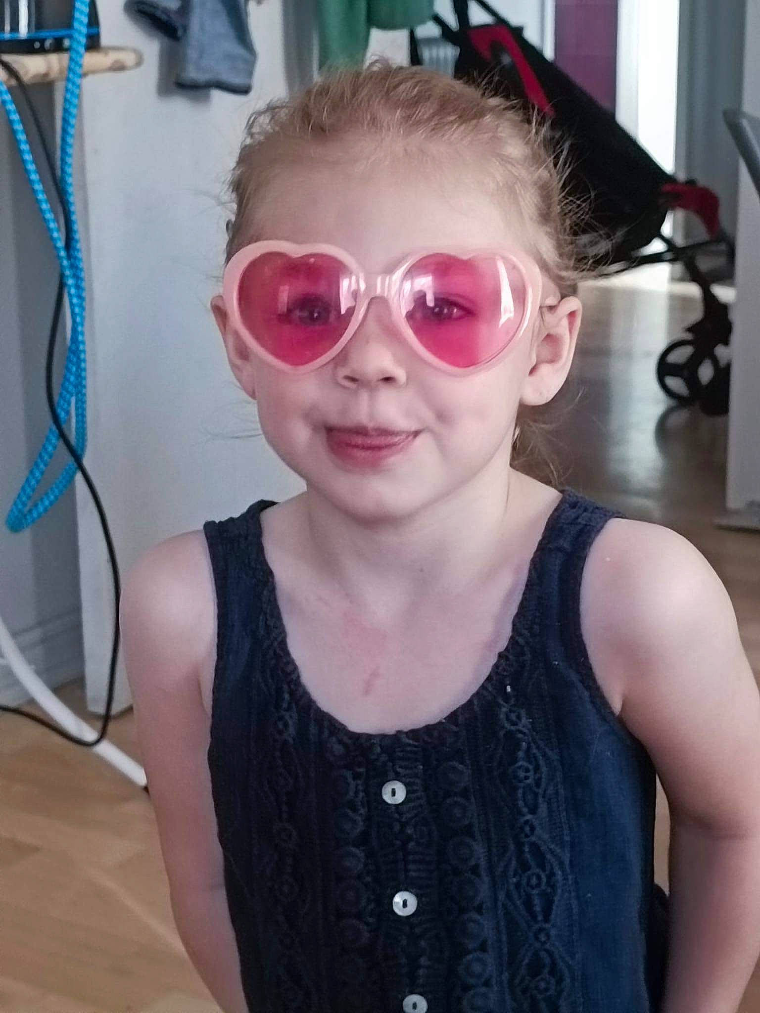 Eva a rejoint le concours — aidez-le/la à gagner de superbes lots ! active_tank, blue, chest, cool, electric_blue, eye_glass_accessory, eyewear, glasses, goggles, joy, lip, person, personal_protective_equipment, selfie, sleeve, sleeveless_shirt, smile, standing, sunglasses, vest