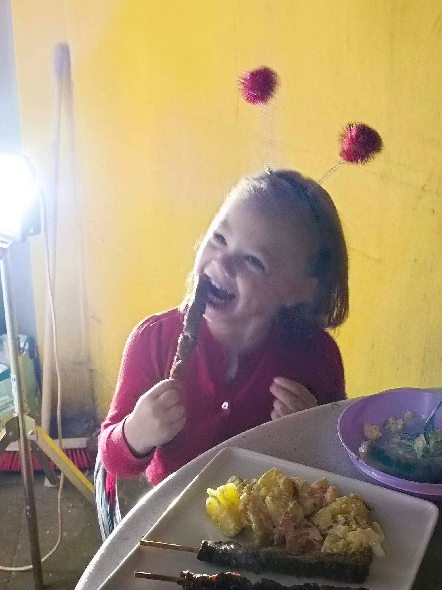 Eva a rejoint le concours — aidez-le/la à gagner de superbes lots ! chair, comfort_food, cuisine, dish, fast_food, finger_food, food, food_craving, fork, happy, ingredient, joy, lamp, leaf_vegetable, person, plate, produce, recipe, smile, table