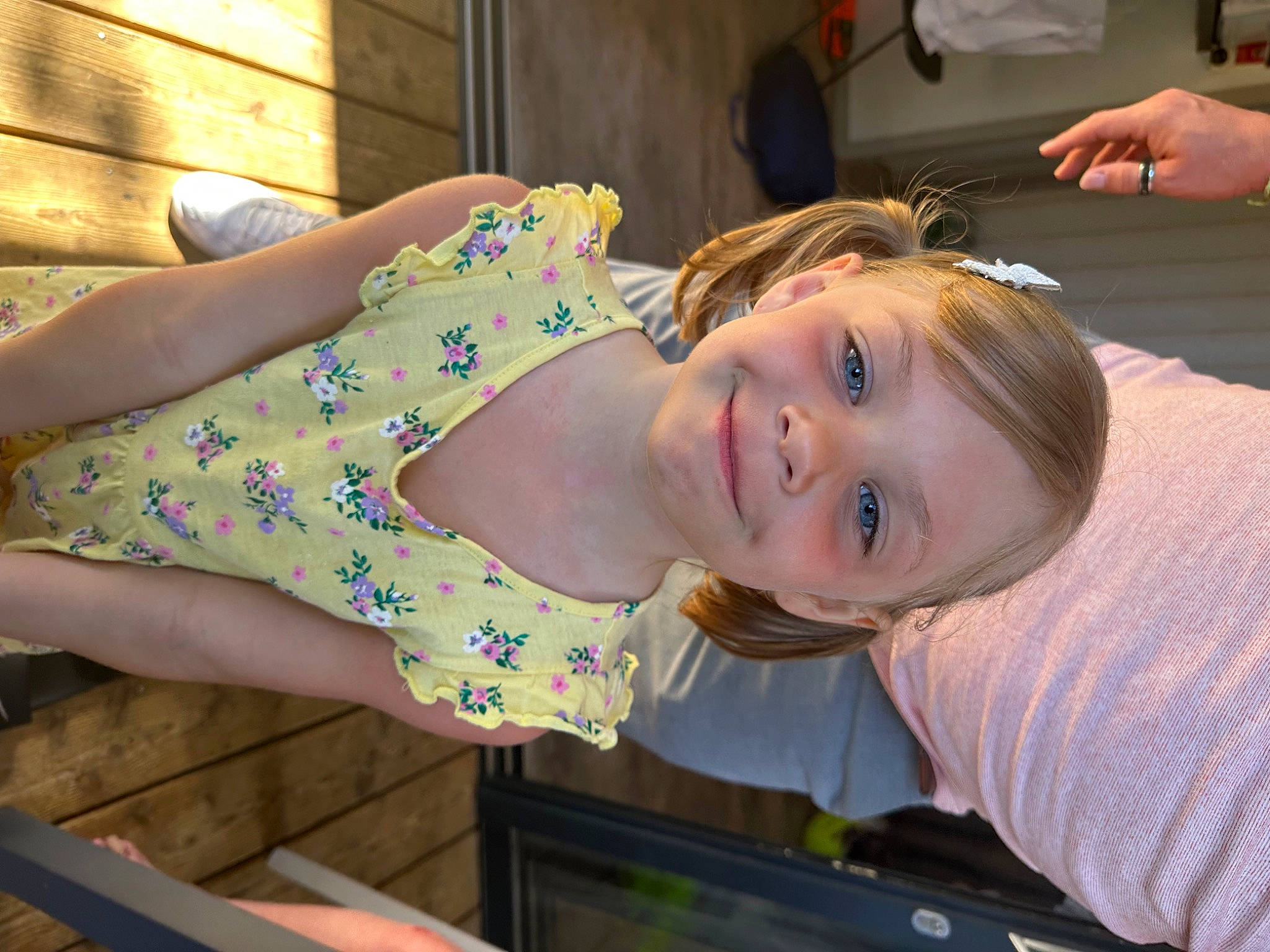 Eva a rejoint le concours — aidez-le/la à gagner de superbes lots ! blond, child, face, fun, happy, iris, joy, leisure, pattern, person, room, sitting, smile, t_shirt, toddler, vacation, wood