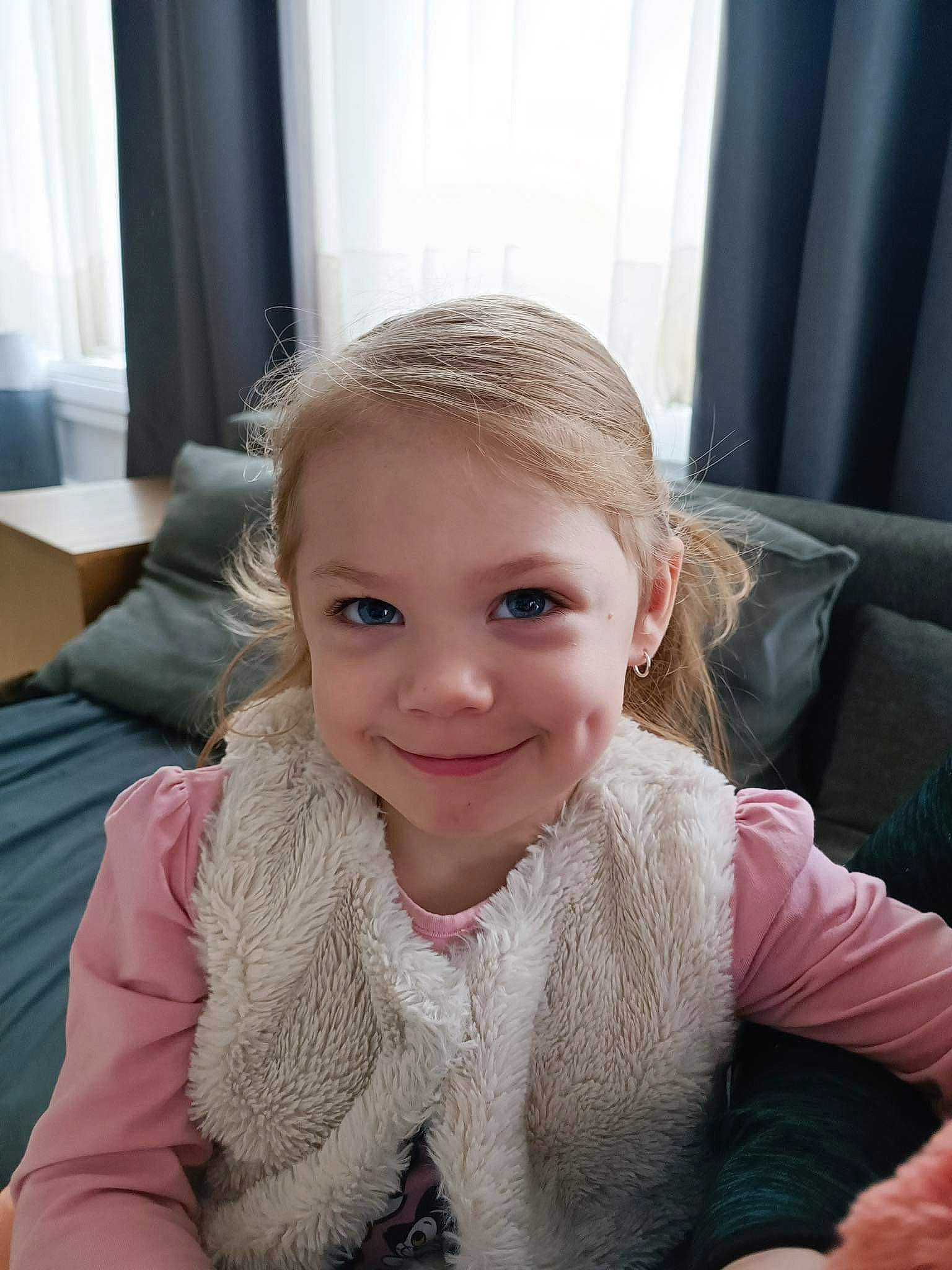 Eva participe au concours pour gagner de l'argent avec cette photo : cheek, chin, comfort, eye, eyebrow, eyelash, finger, flooring, hair, happy, head, iris, joy, lip, neck, nose, person, shoulder, skin, smile