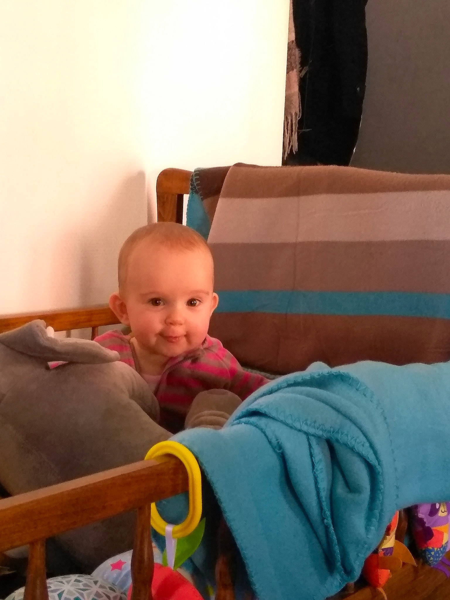 Annaëlle a rejoint le concours — aidez-le/la à gagner de superbes lots ! baby, child, person, sitting, toddler