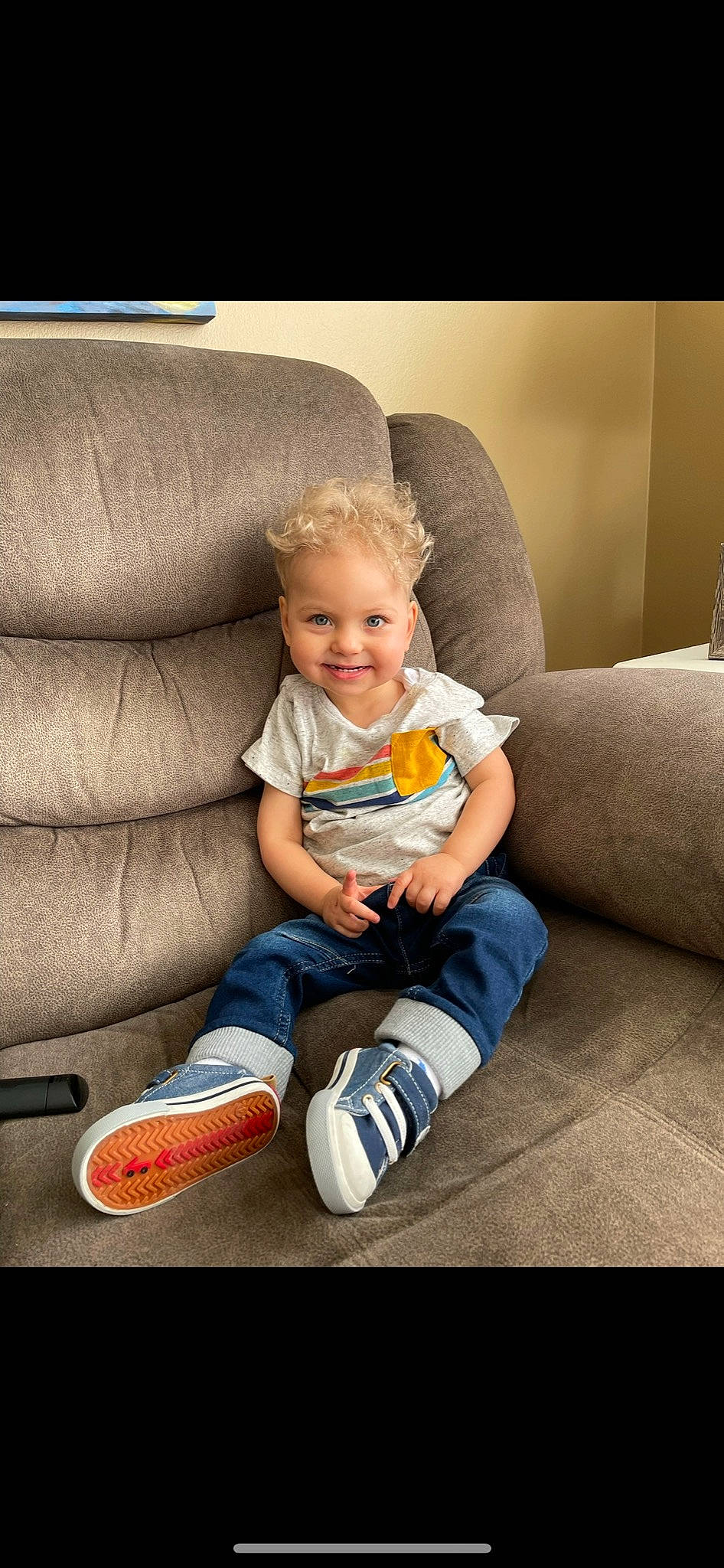 Carl is registered to the contest to win money with this photo: baby, comfort, couch, eye, facial_expression, finger, flash_photography, flooring, fun, hairstyle, happy, joy, knee, lap, leg, person, product, smile, sneakers, thigh