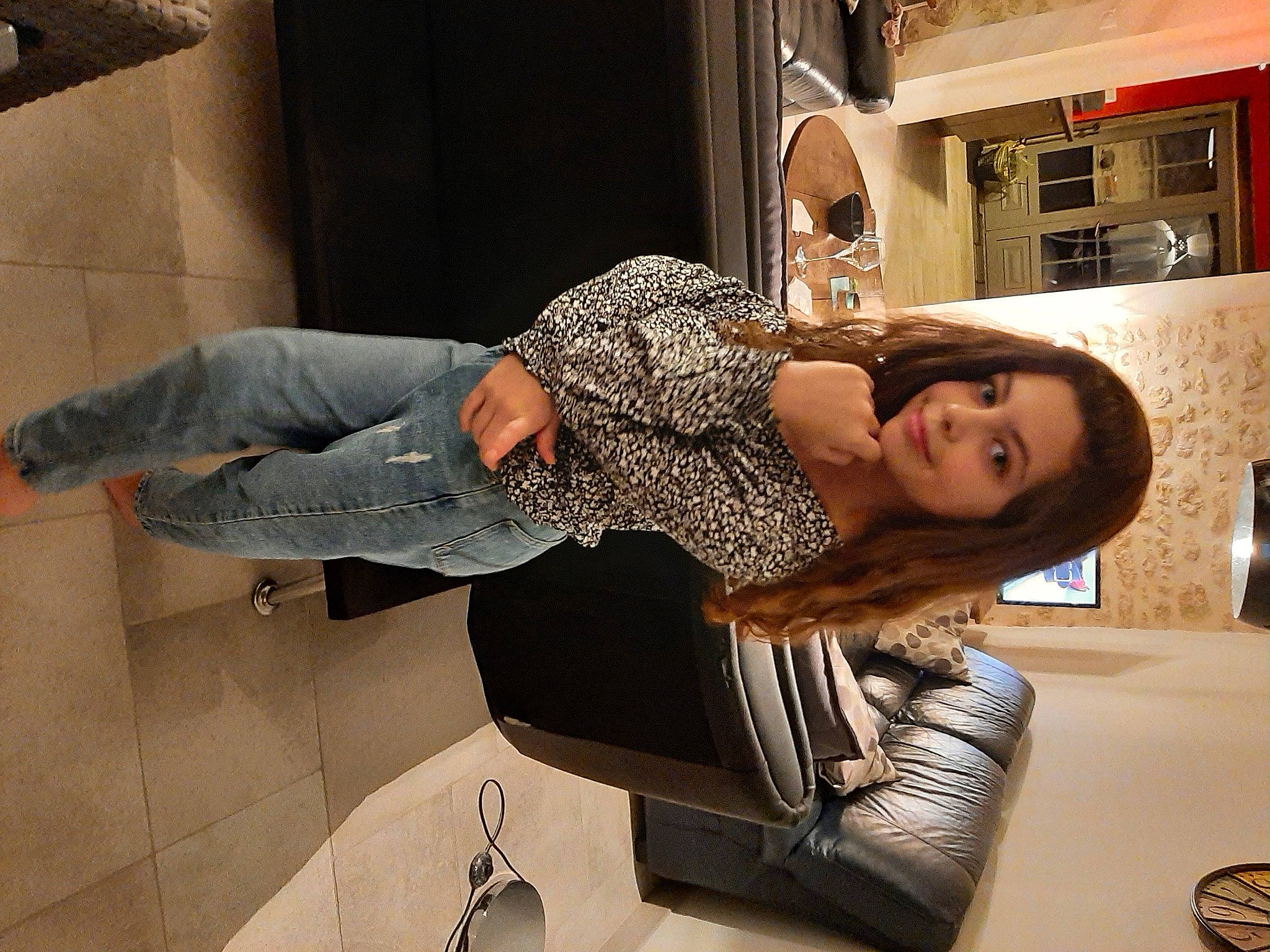 Isaura participe au concours pour gagner de l'argent avec cette photo : automotive_design, comfort, couch, eyewear, fashion_design, flooring, fun, human_leg, jeans, joint, joy, knee, leg, long_hair, person, room, sandal, shoulder, sitting, studio_couch