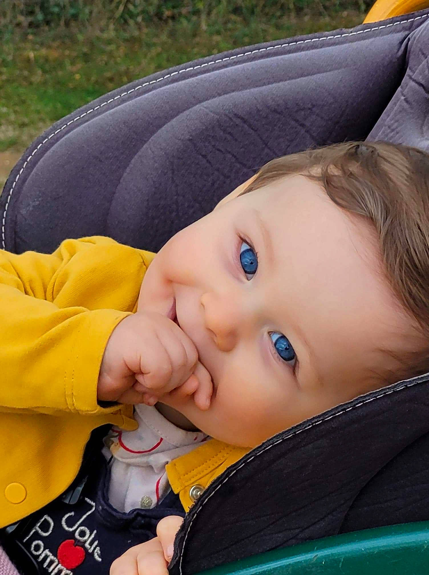 Thais participe au concours pour gagner de l'argent avec cette photo : baby, baby_carriage, cap, cheek, child, chin, cool, eye, eyebrow, eyelash, fun, grass, happy, hat, iris, joy, lip, nose, person, skin