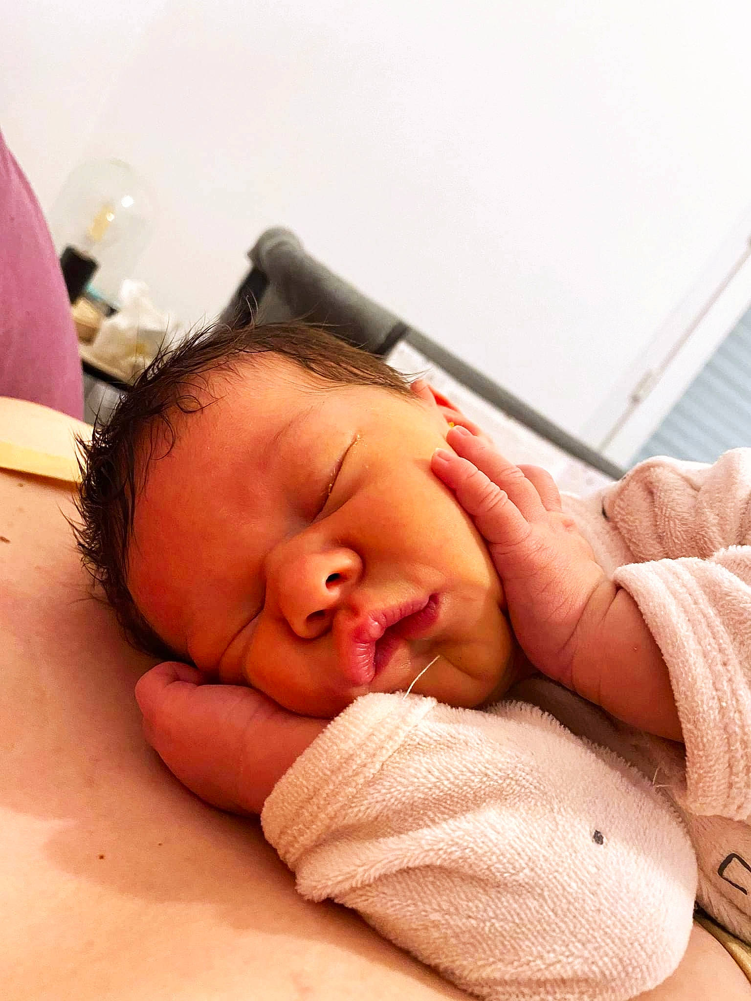 Thais participe au concours pour gagner de l'argent avec cette photo : abdomen, baby, baby_products, baby_sleeping, baby_toddler_clothing, bedtime, cheek, child, comfort, eyelash, finger, happy, linens, lip, mouth, neck, nose, person, room, skin