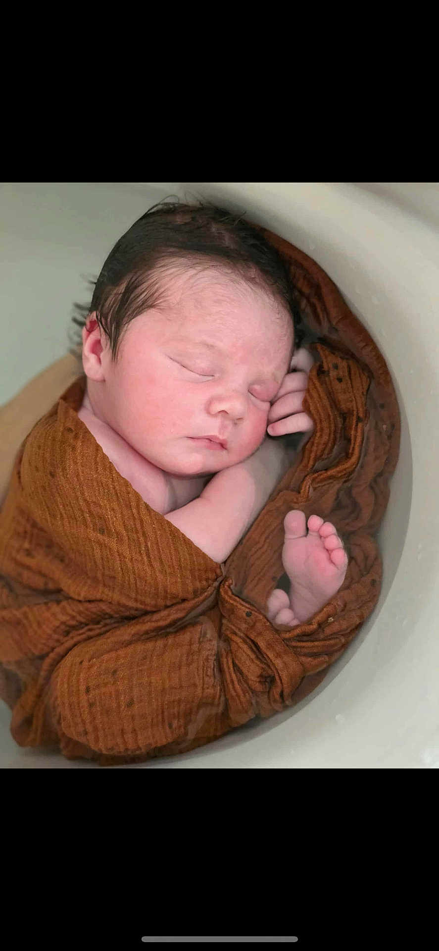 Jules a rejoint le concours — aidez-le/la à gagner de superbes lots ! newborn, baby, sleeping, blanket, water, bath, infant, wrapped, peaceful, skin, face, foot, toes, soft, rest, closeup, cute, child, portrait, calm