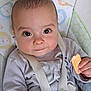Lylio a rejoint le concours — aidez-le/la à gagner de superbes lots ! baby, child, snack, seat, straps, face, eyes, hand, clothing, smile, indoor, portrait, cute, infant, feeding, baby_seat, closeup, young_child, apparel, expression