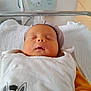 Lylio a rejoint le concours — aidez-le/la à gagner de superbes lots ! animal_print, baby, bed, blanket, child, clothing, crib, cute, face, hat, hospital, indoors, infant, newborn, peaceful, person, sleeping, soft, white, yellow