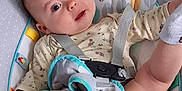 Lylio a rejoint le concours — aidez-le/la à gagner de superbes lots ! baby, infant, child, baby_seat, seatbelt, toy, sock, clothing, face, head, arm, leg, floor, pattern, fabric, comfort, indoor, cute, playful, curious