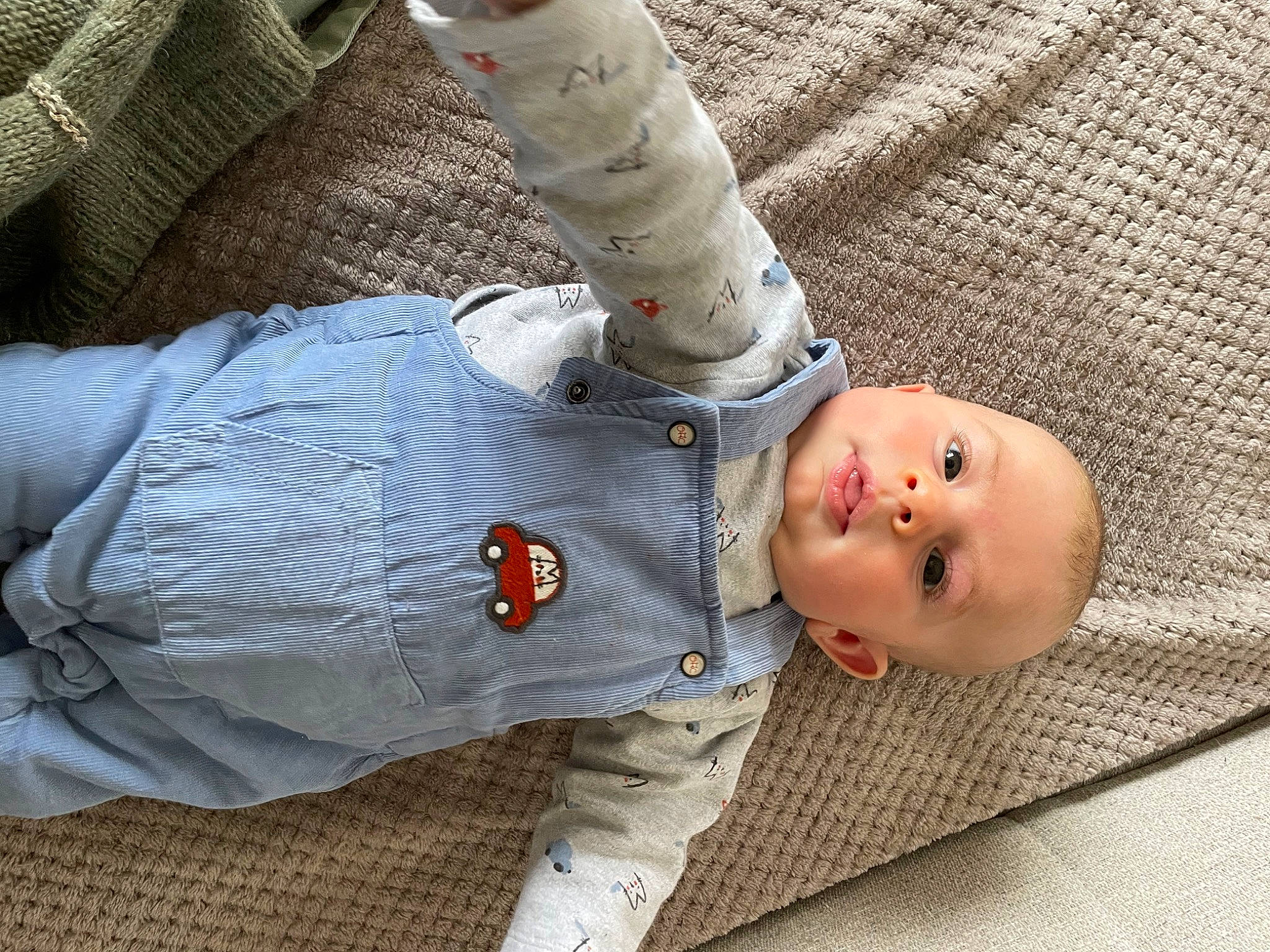 Valentin participe au concours pour gagner de l'argent avec cette photo : baby, baby_products, baby_toddler_clothing, cheek, child, comfort, elbow, eye, finger, gesture, hand, head, human_body, joint, mouth, nose, person, skin, sleeve, textile