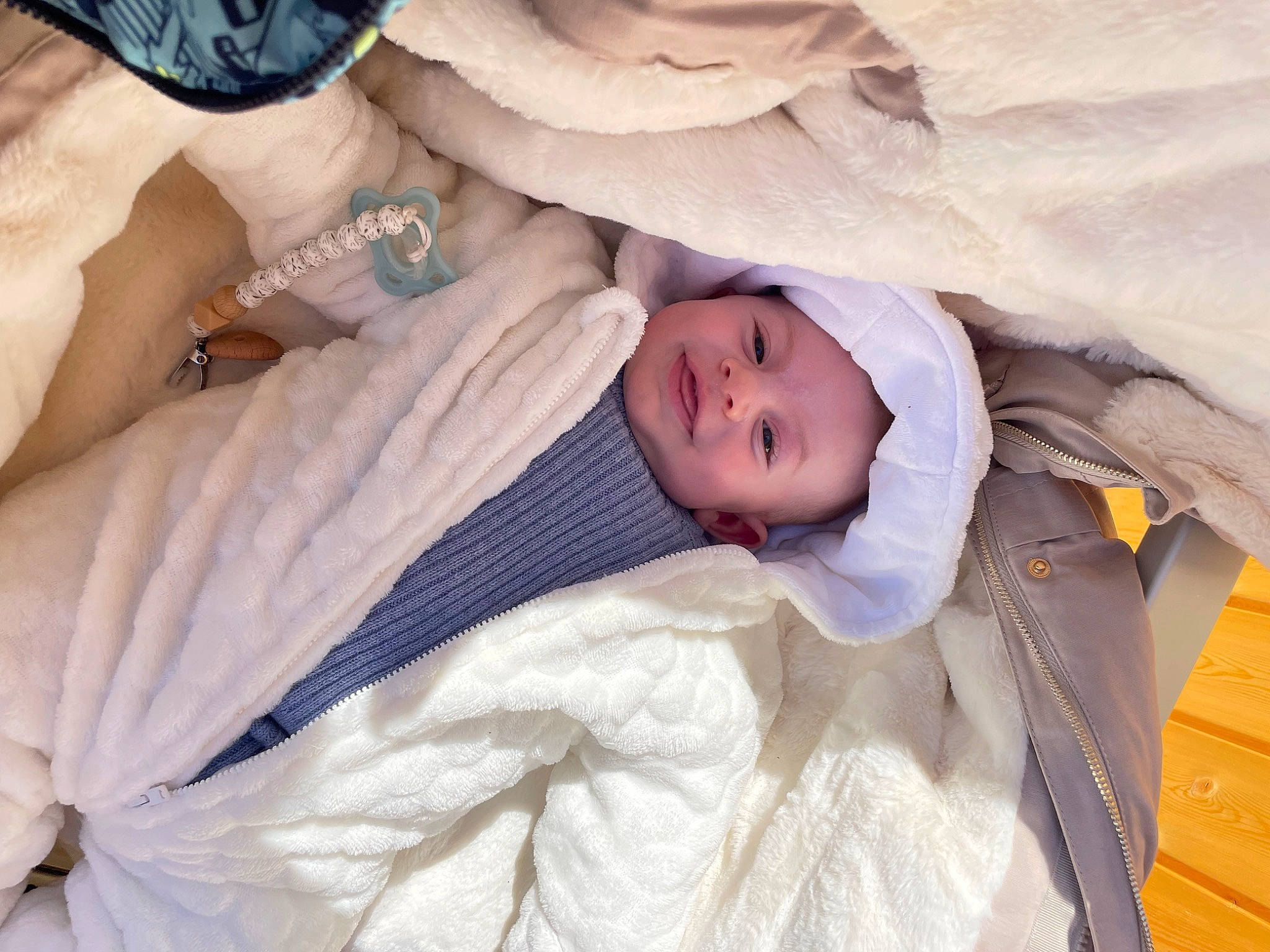 Valentin a rejoint le concours — aidez-le/la à gagner de superbes lots ! baby, baby_products, baby_toddler_clothing, child, comfort, event, happy, hat, headwear, joy, linens, person, room, skin, sleep, toddler, tree, wood